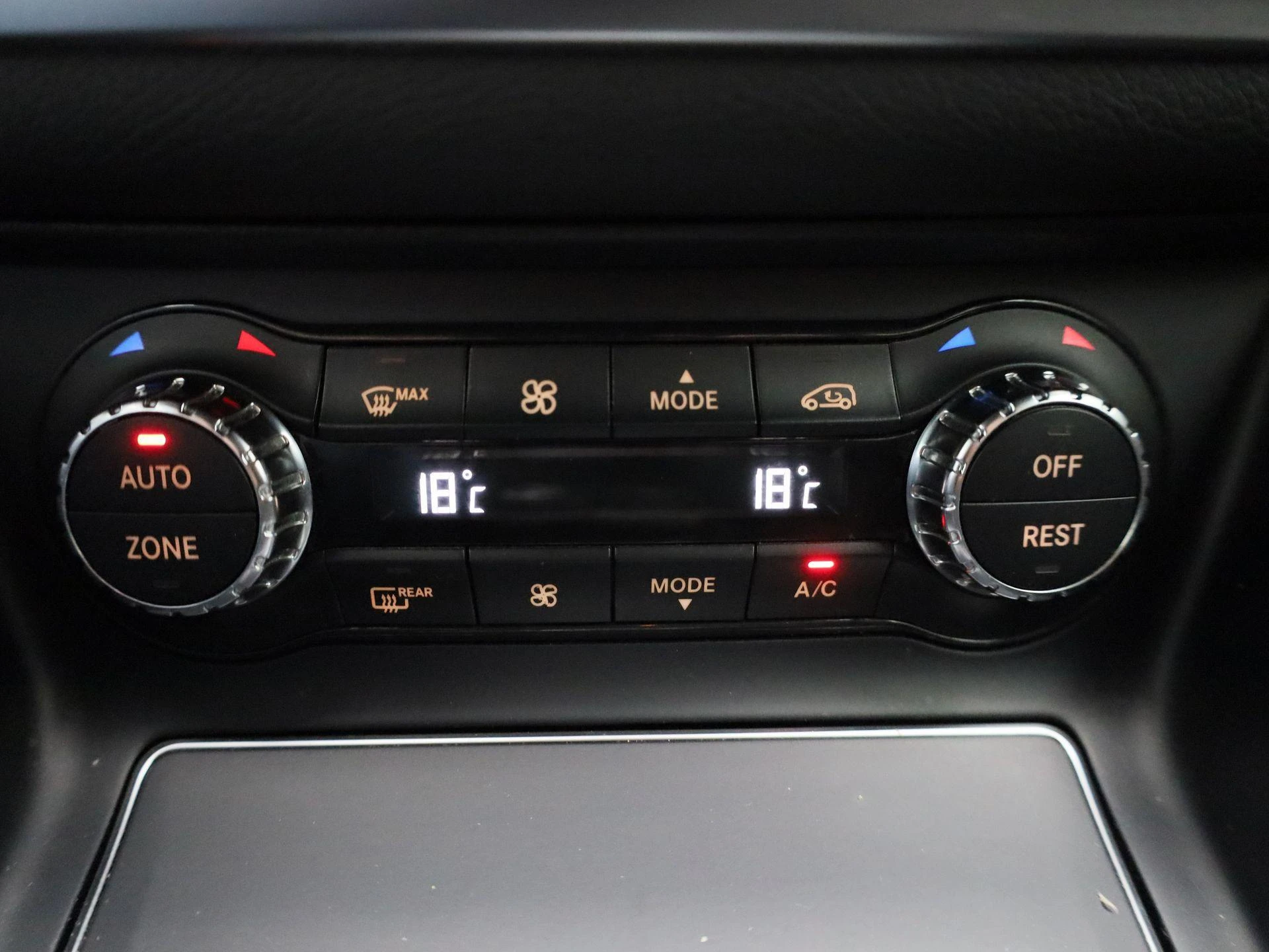 Mercedes-Benz-GLA-image-22