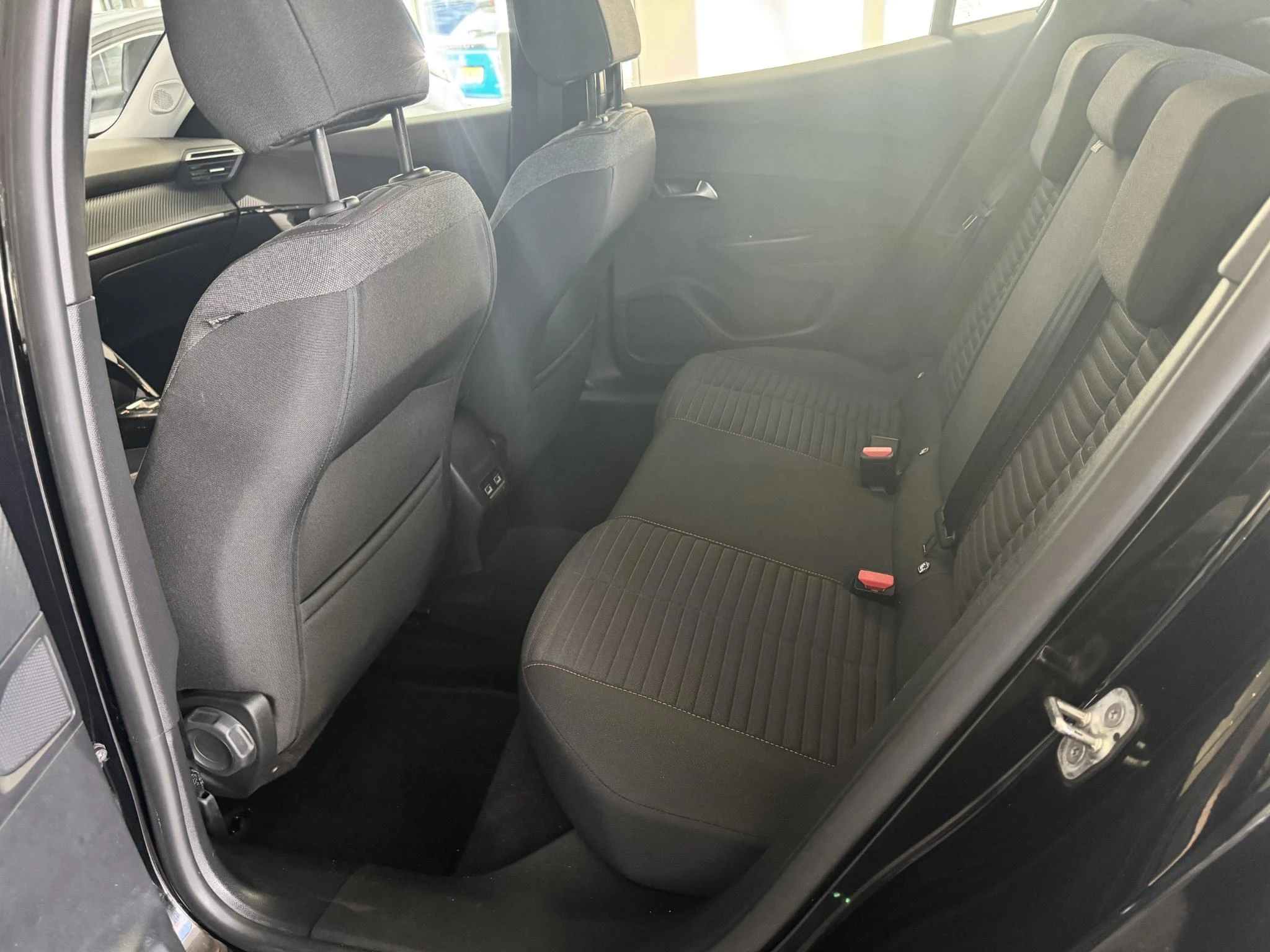 Peugeot-e-2008-image-23