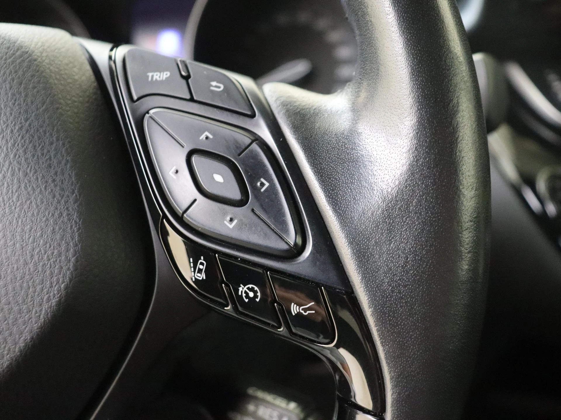 Toyota-C-HR-image-12