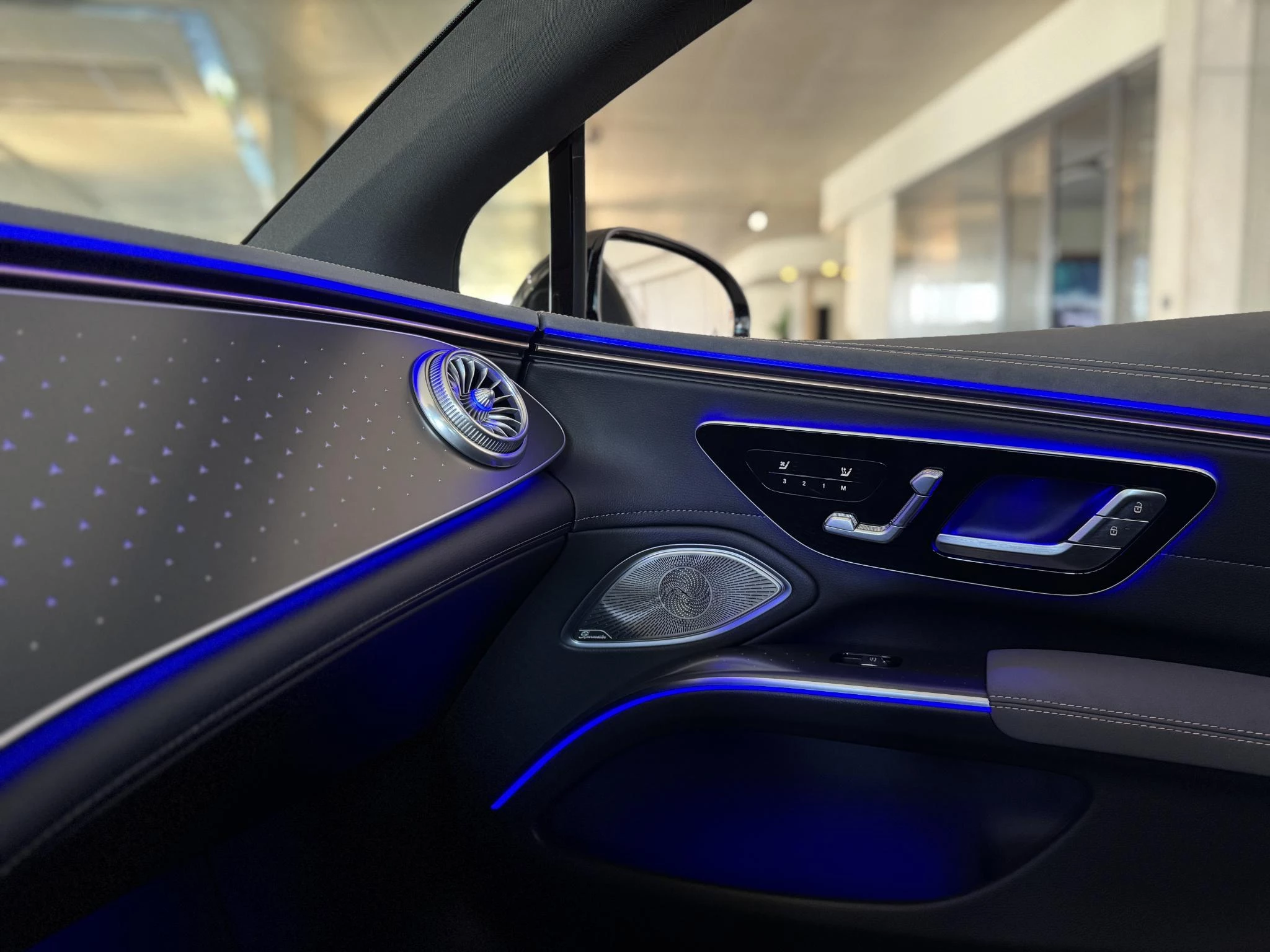 Mercedes-Benz-EQS-image-28