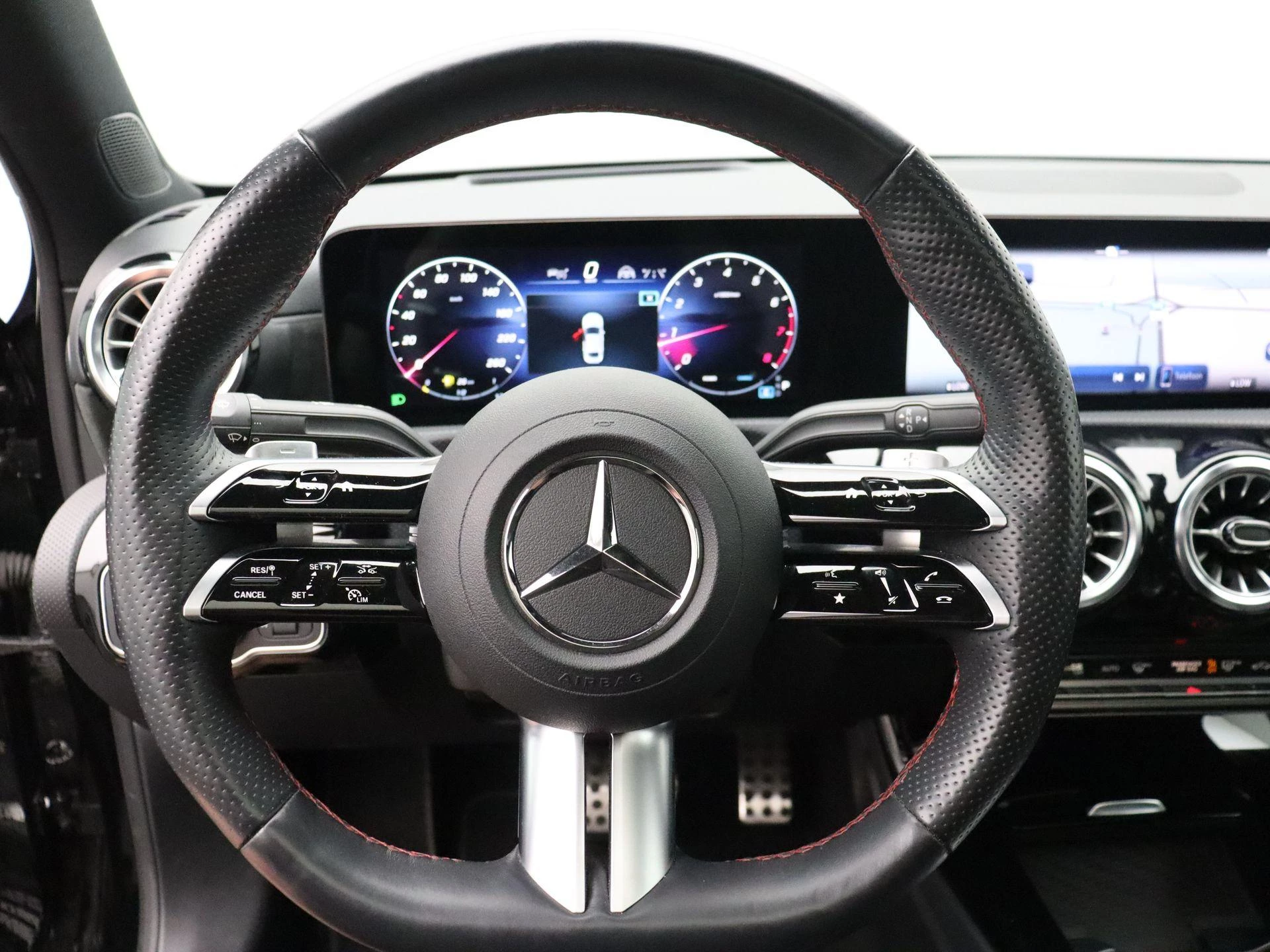 Mercedes-Benz A-Klasse 180 Sedan AMG Line + PANO DAK + MULTIBEAM LED + CARPLAY +