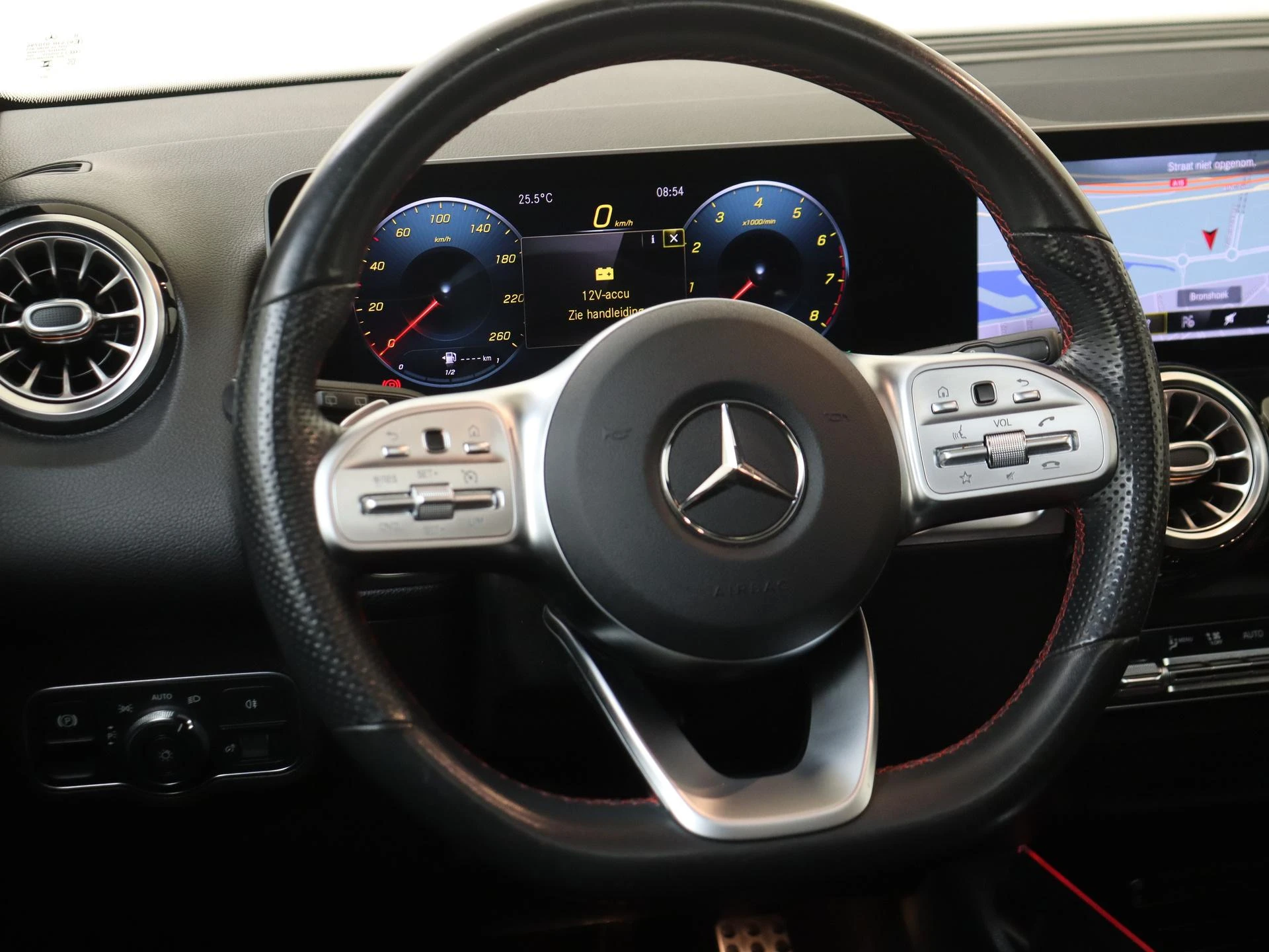 Mercedes-Benz-GLB-image-13