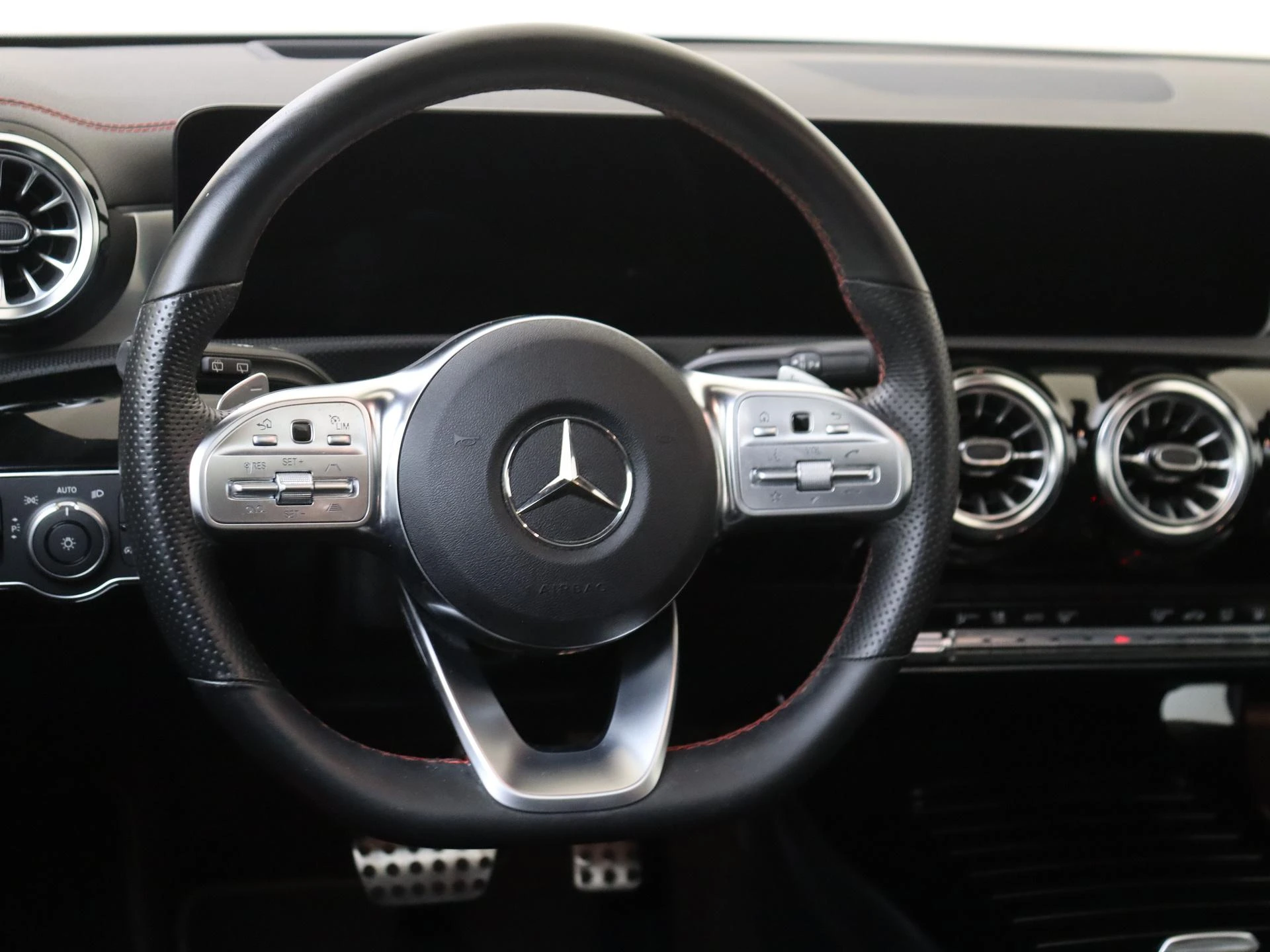 Mercedes-Benz-CLA-image-9