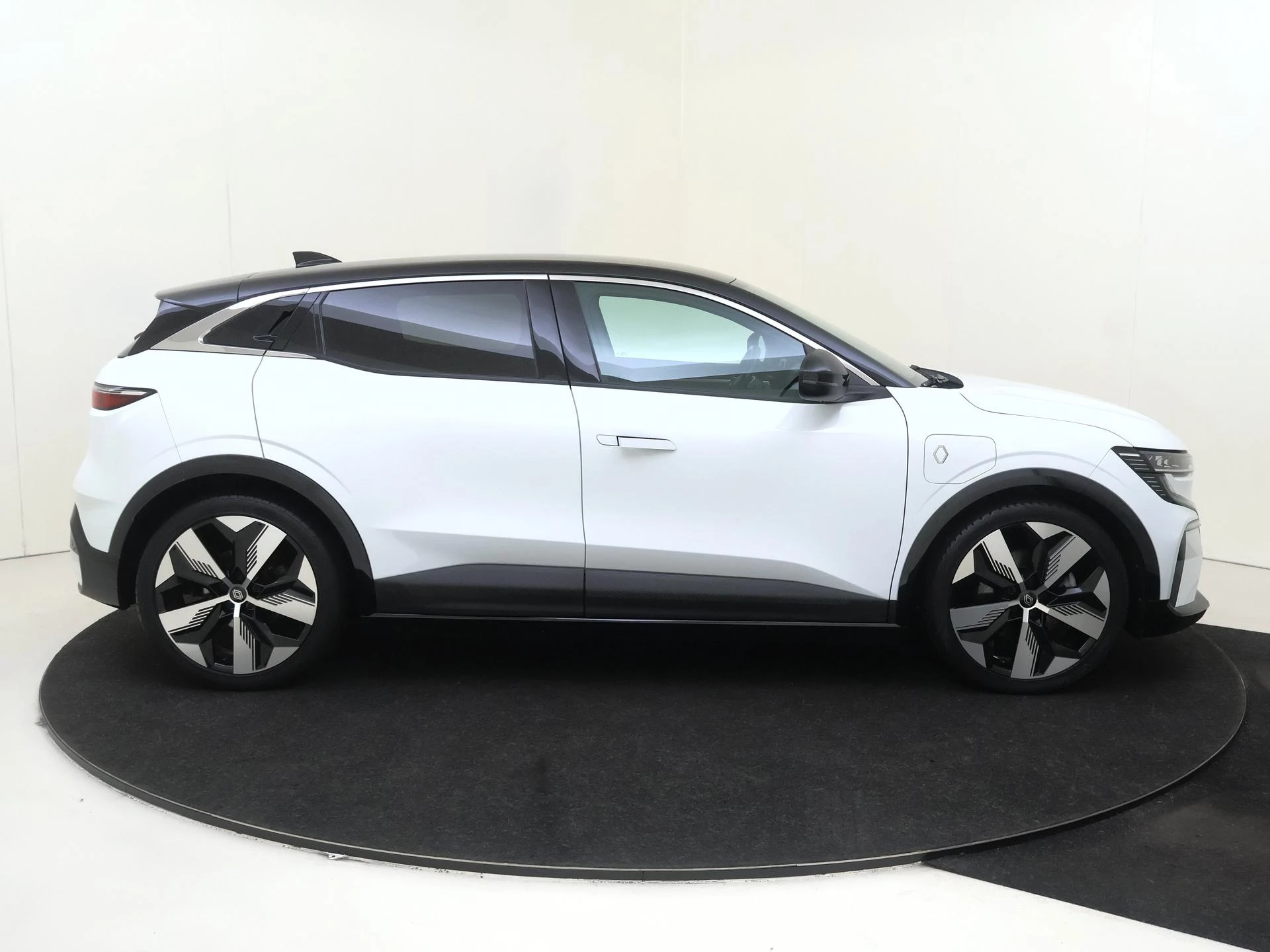 Renault-Megane E-Tech-image-8