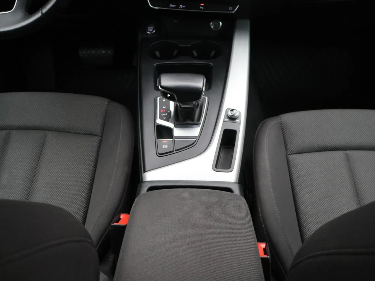 Audi A4 Avant 35TFSI 150PK Business Edition *AUTOMAAT*SHADOWLOOK*ZETELVERWARMING*NAVI*BLTH*CRUISE*...
