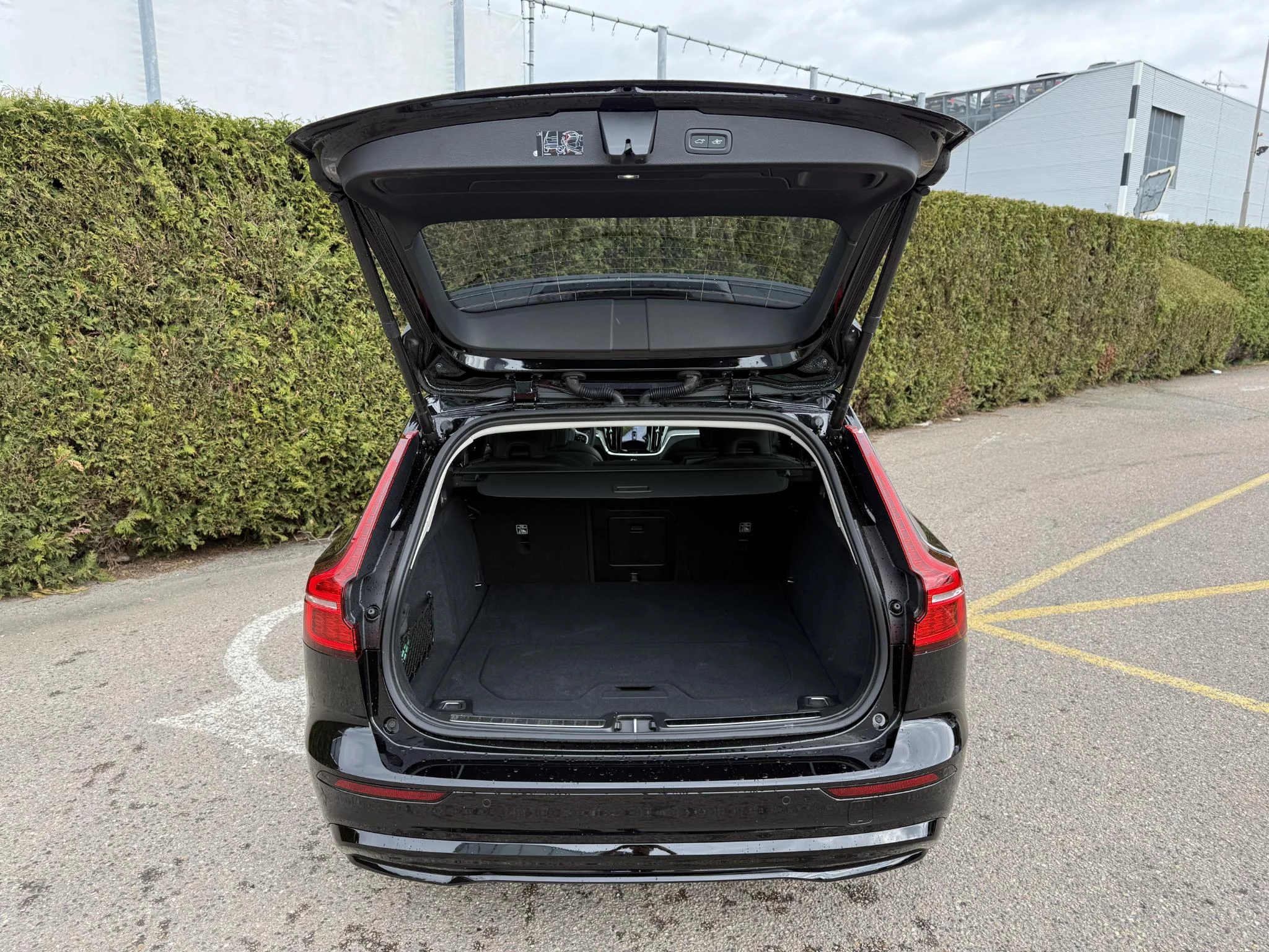 Volvo V60 T8 Plug-in hybrid AWD Ultra Dark