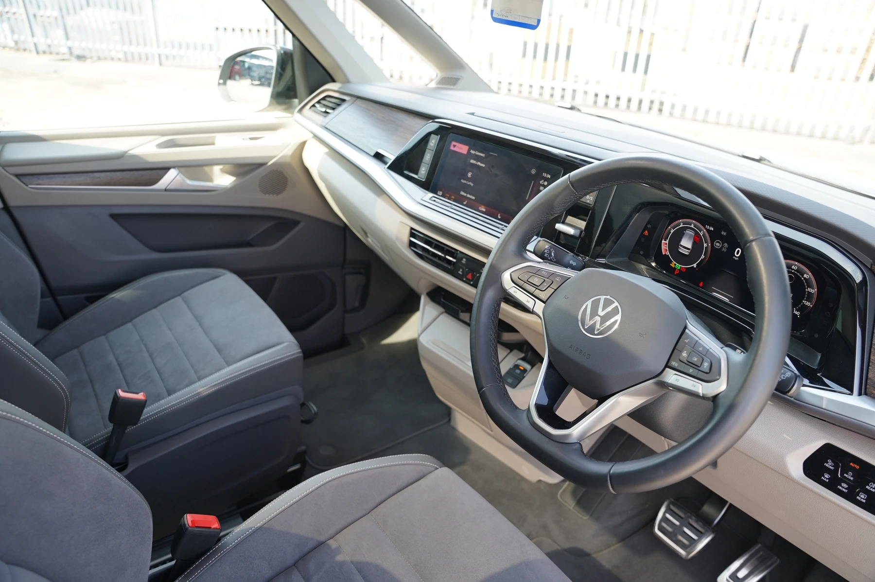 Volkswagen-Multivan-image-5