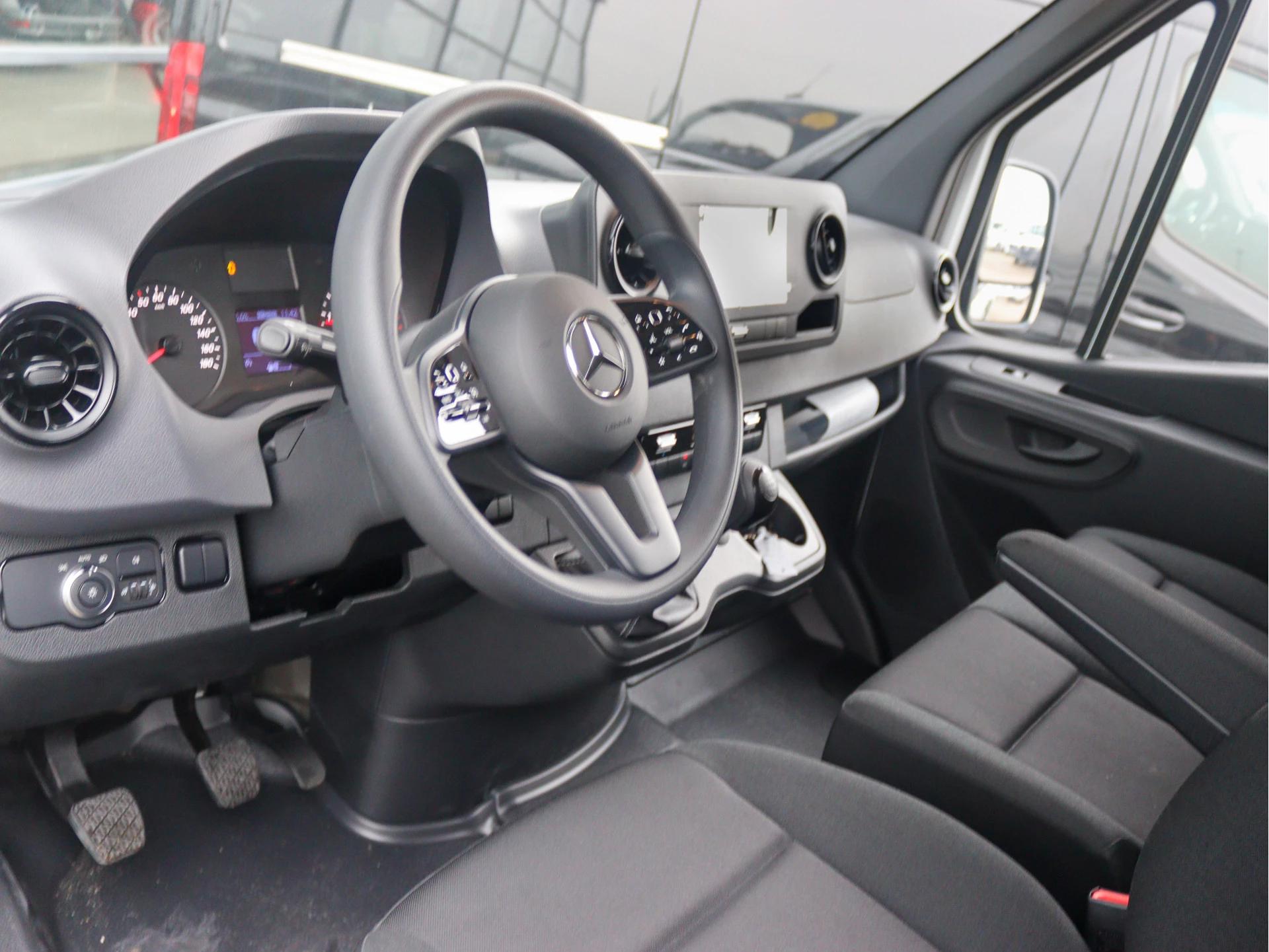 Mercedes-Benz-Sprinter-image-3