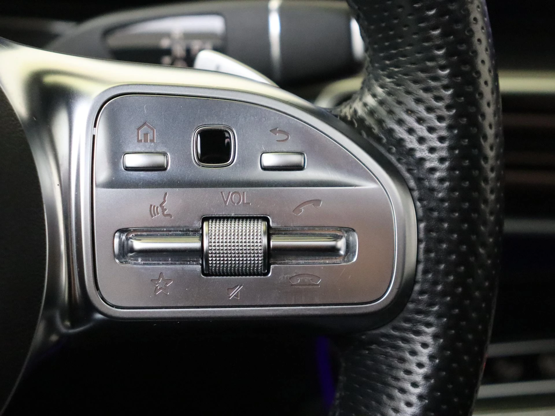 Mercedes-Benz-EQC-image-14