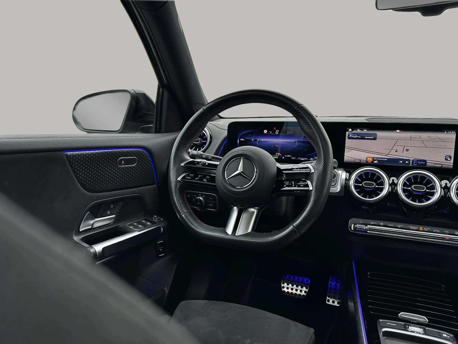 Mercedes-Benz-EQB-image-16