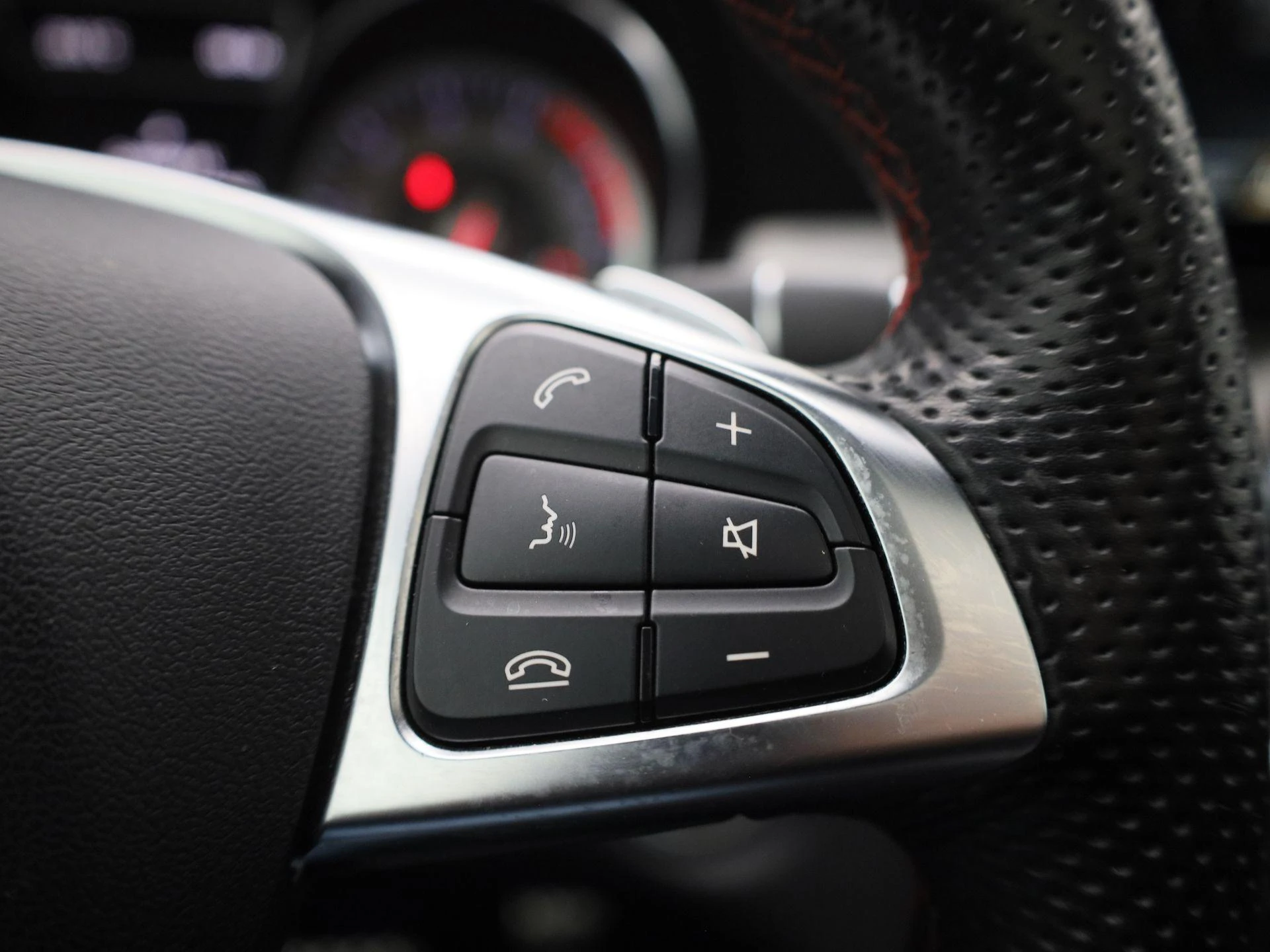 Mercedes-Benz-GLA-image-25
