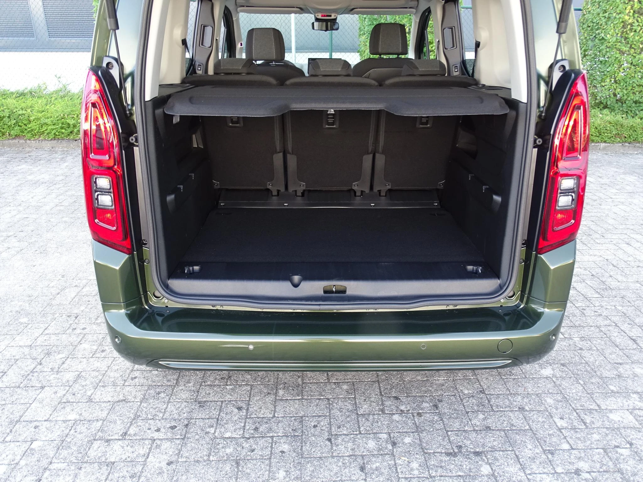 Opel-Combo Life-image-16