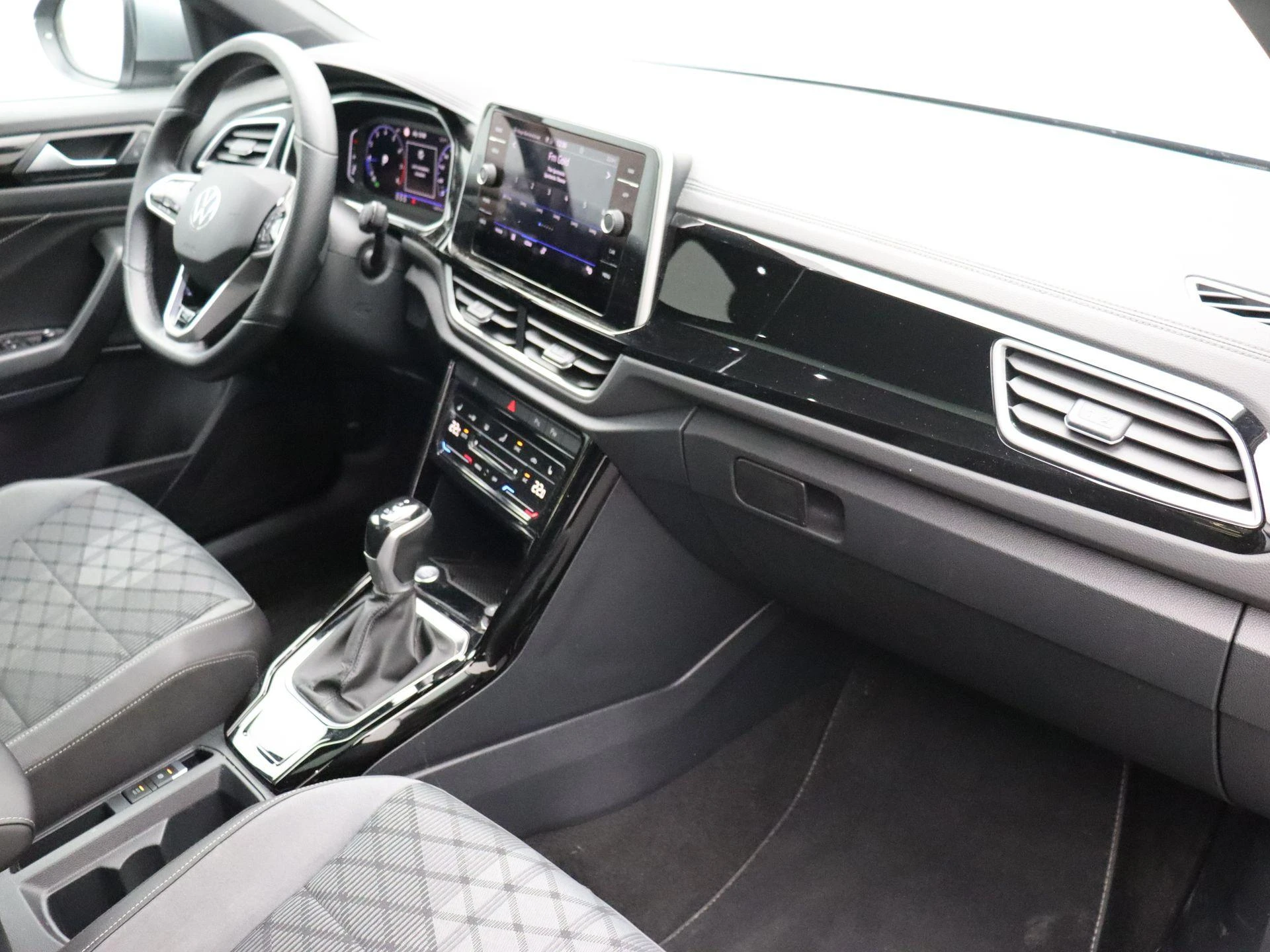 Volkswagen-T-Roc-image-26