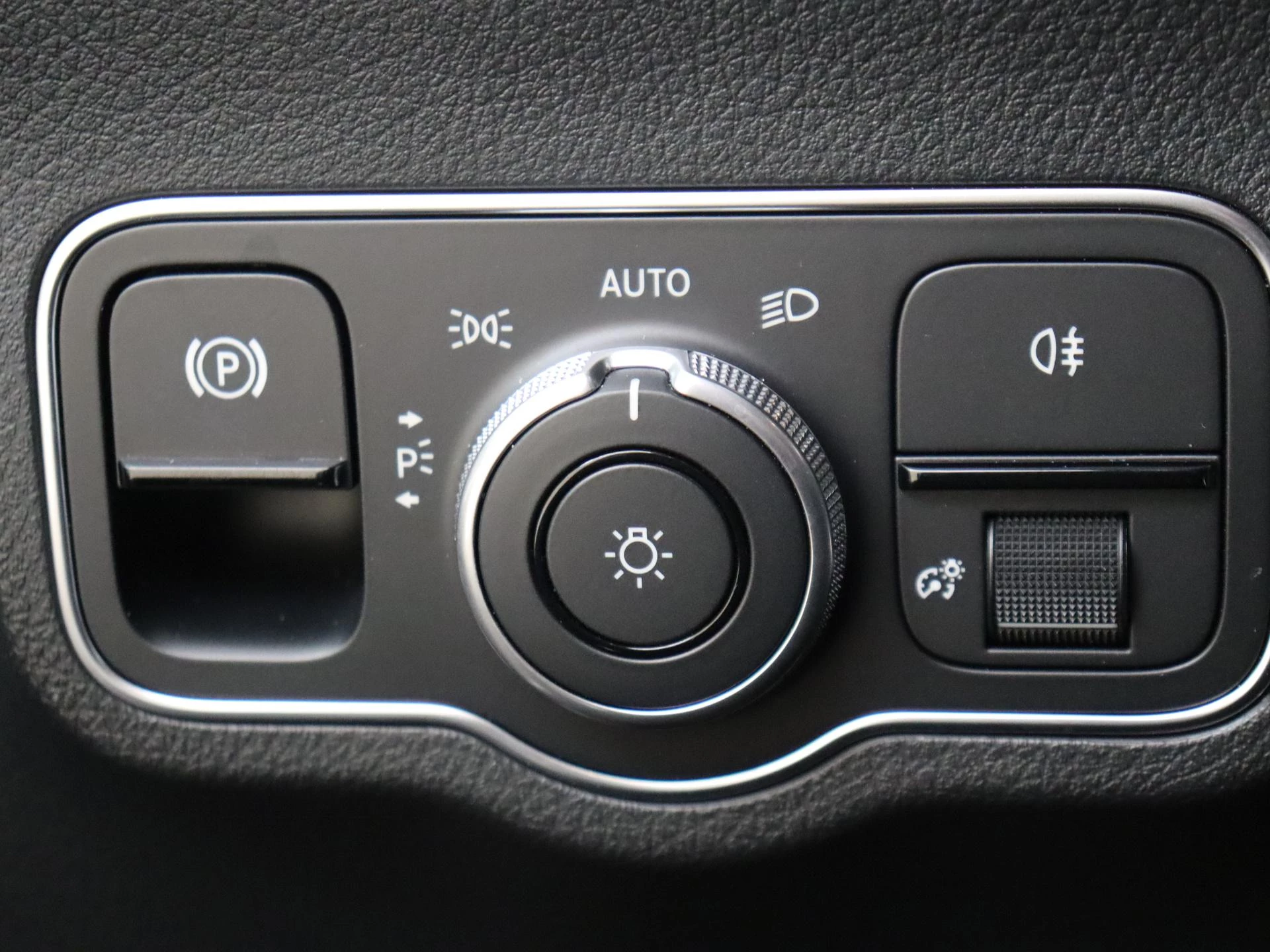 Mercedes-Benz-GLA-image-23