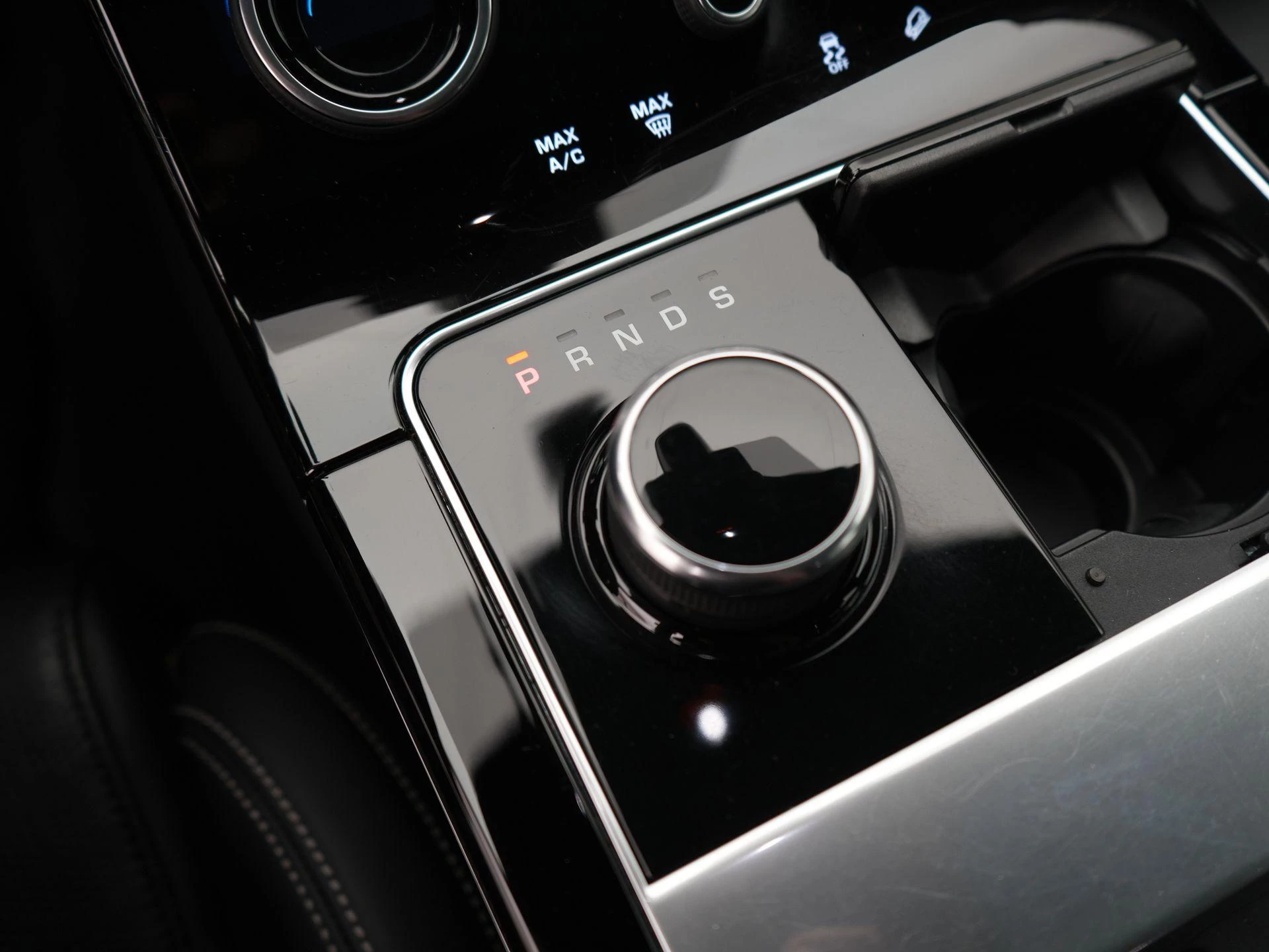 Land Rover-Range Rover Velar-image-23