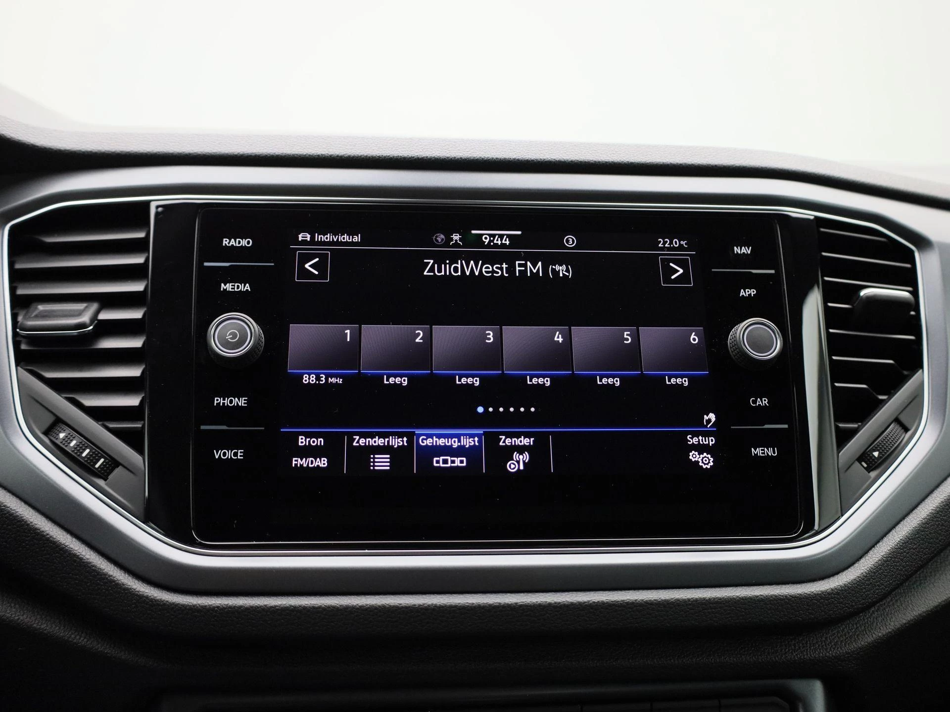 Volkswagen-T-Roc-image-25