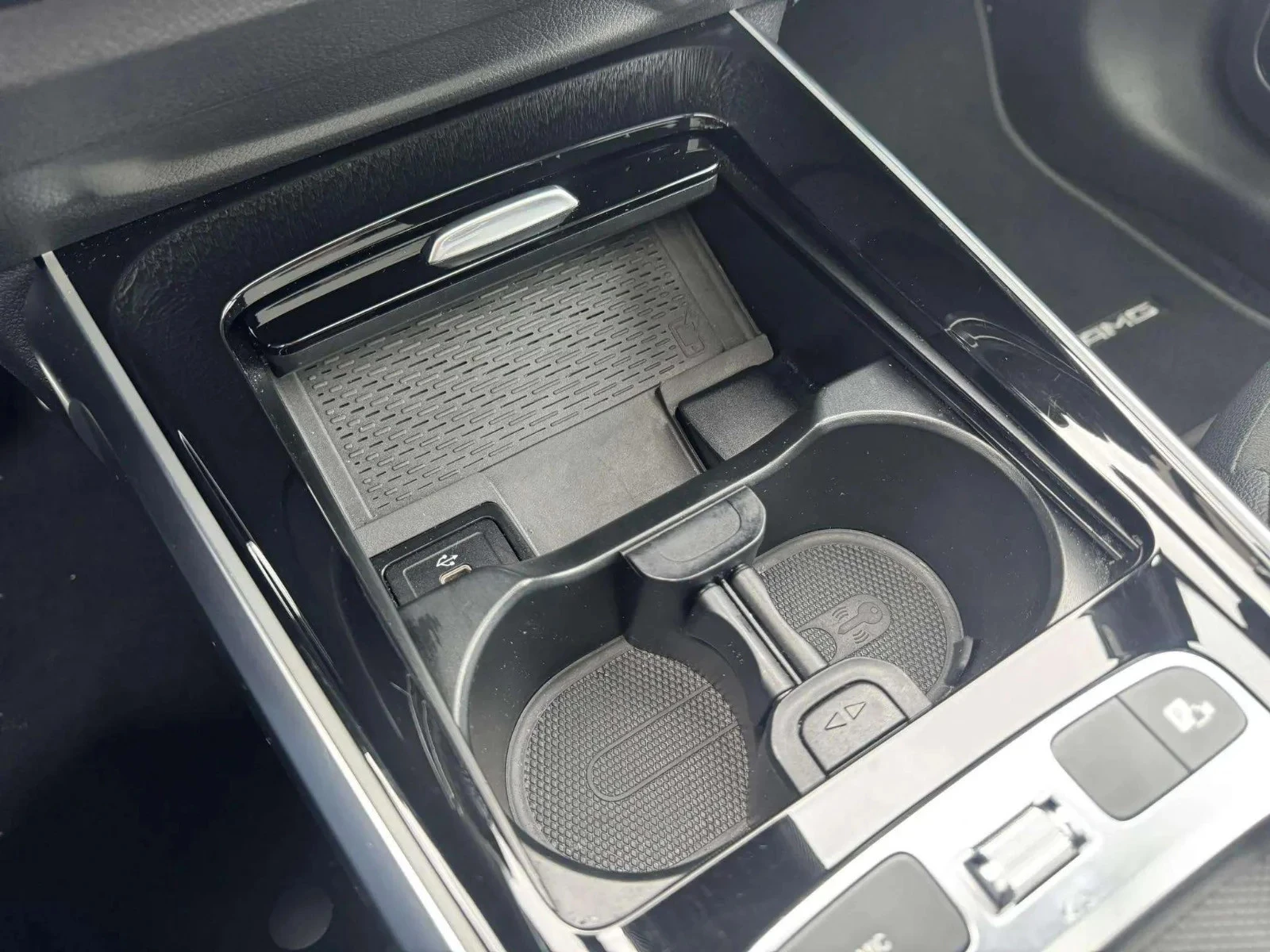 Mercedes-Benz-EQB-image-13