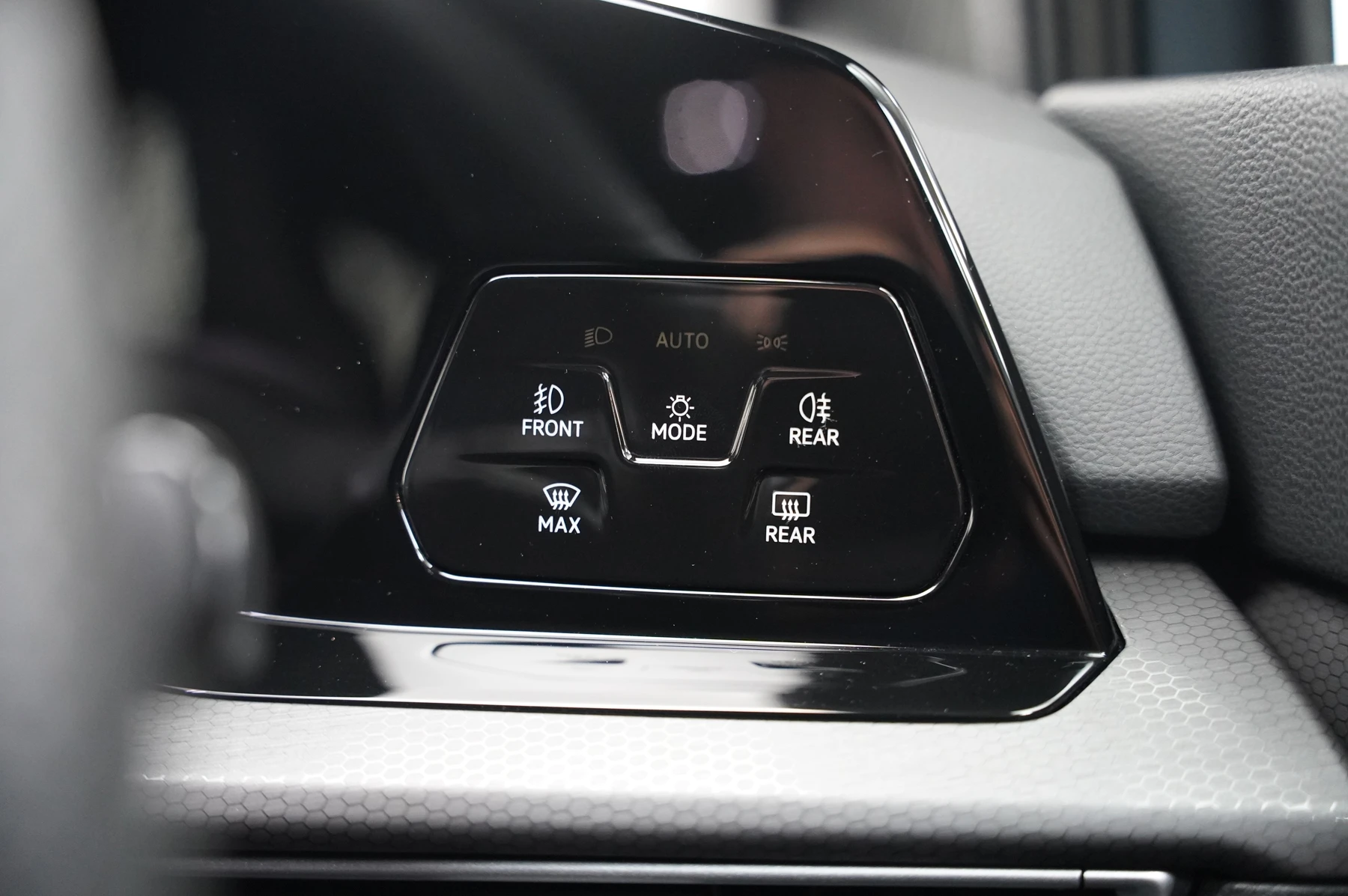Volkswagen-Golf-image-18