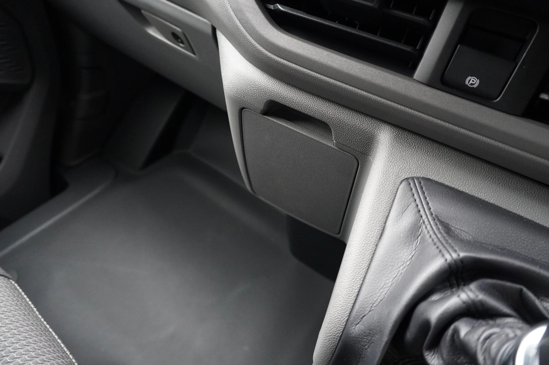 Volkswagen-Transporter-image-48