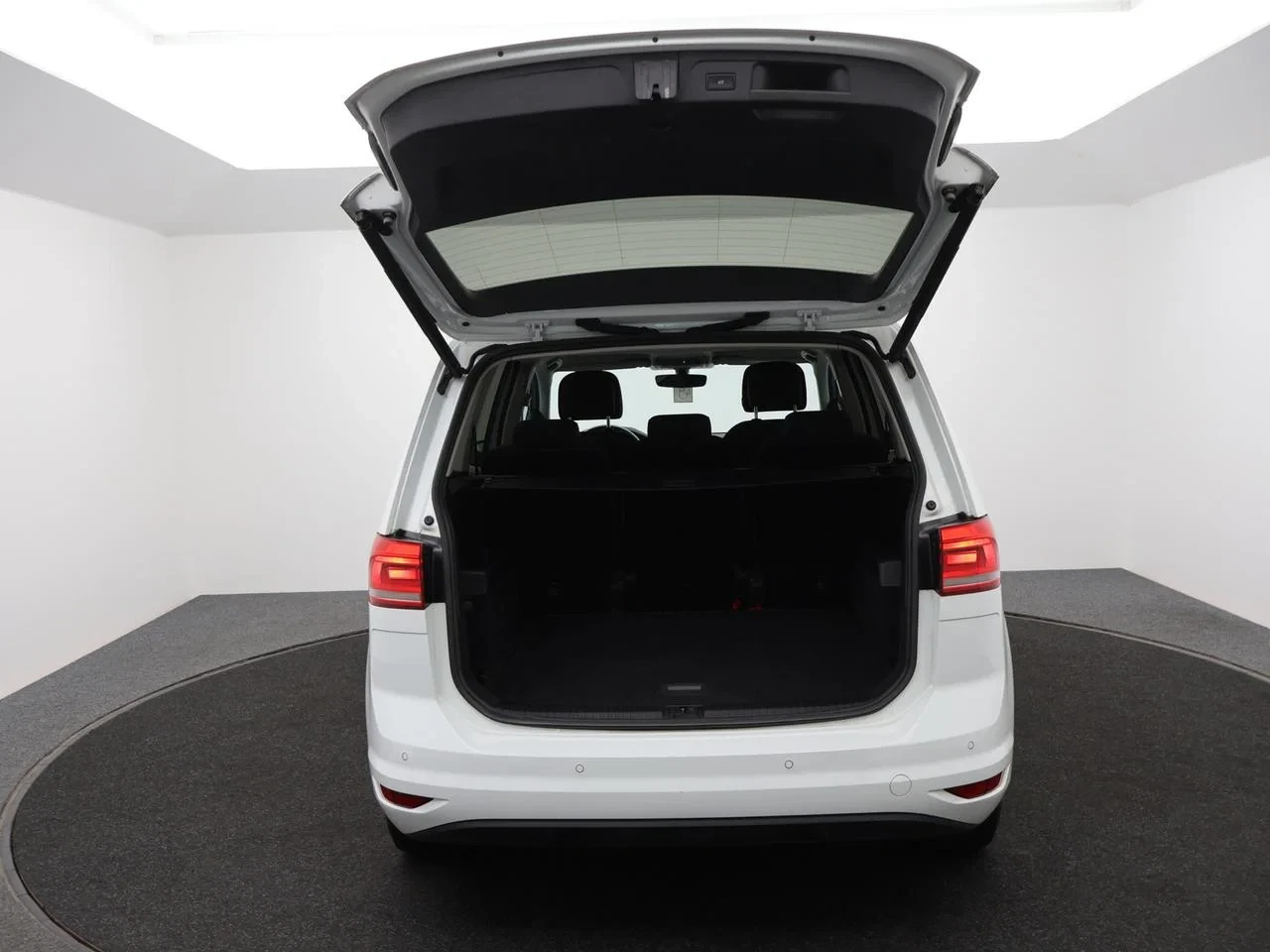 Volkswagen-Touran-image-1