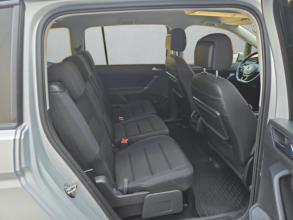 Volkswagen-Touran-image-11