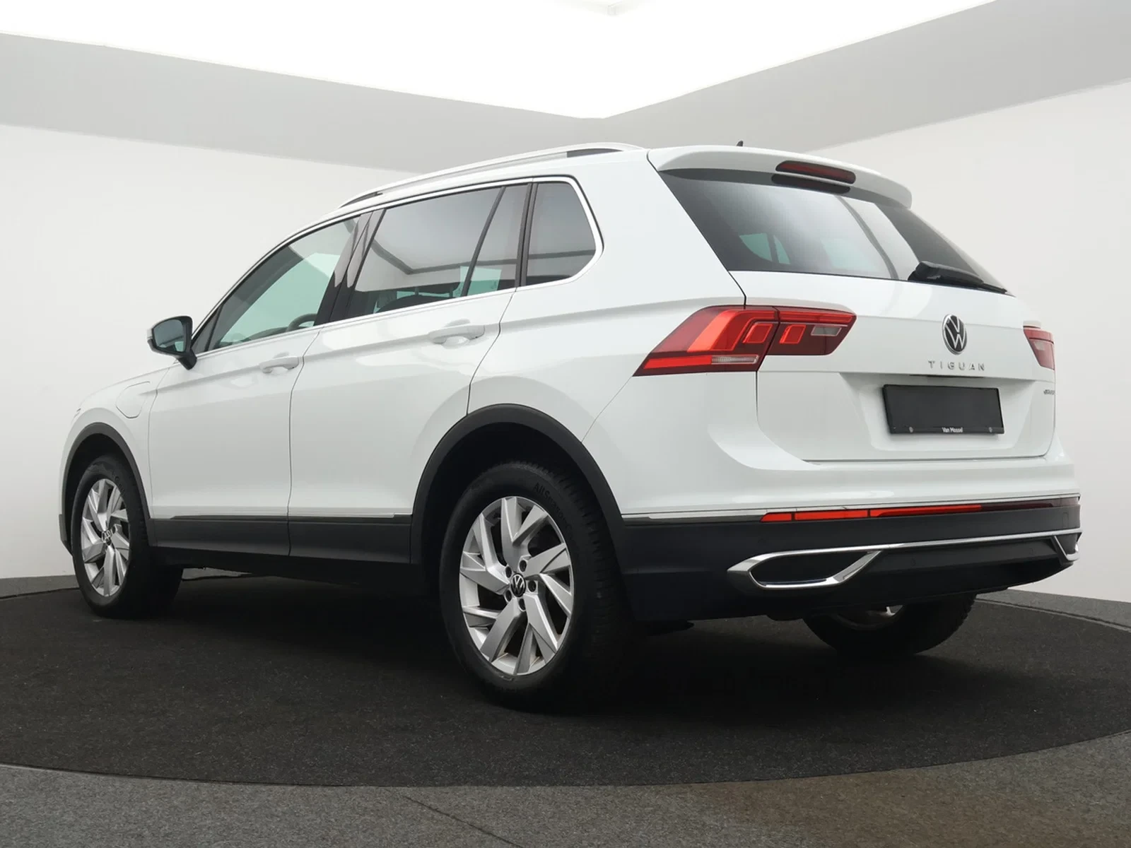 Volkswagen-Tiguan-image-4