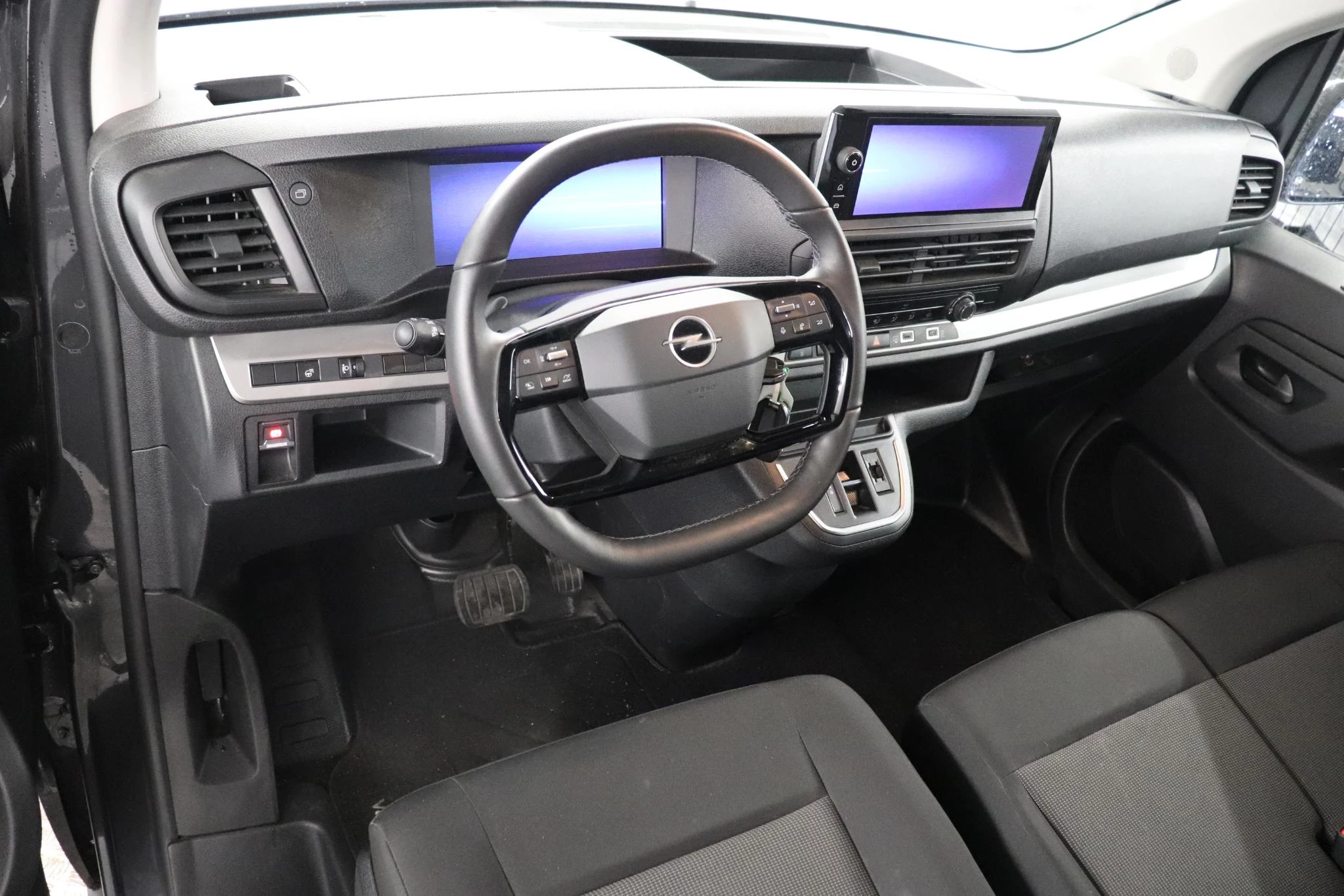 Opel-Vivaro-image-13