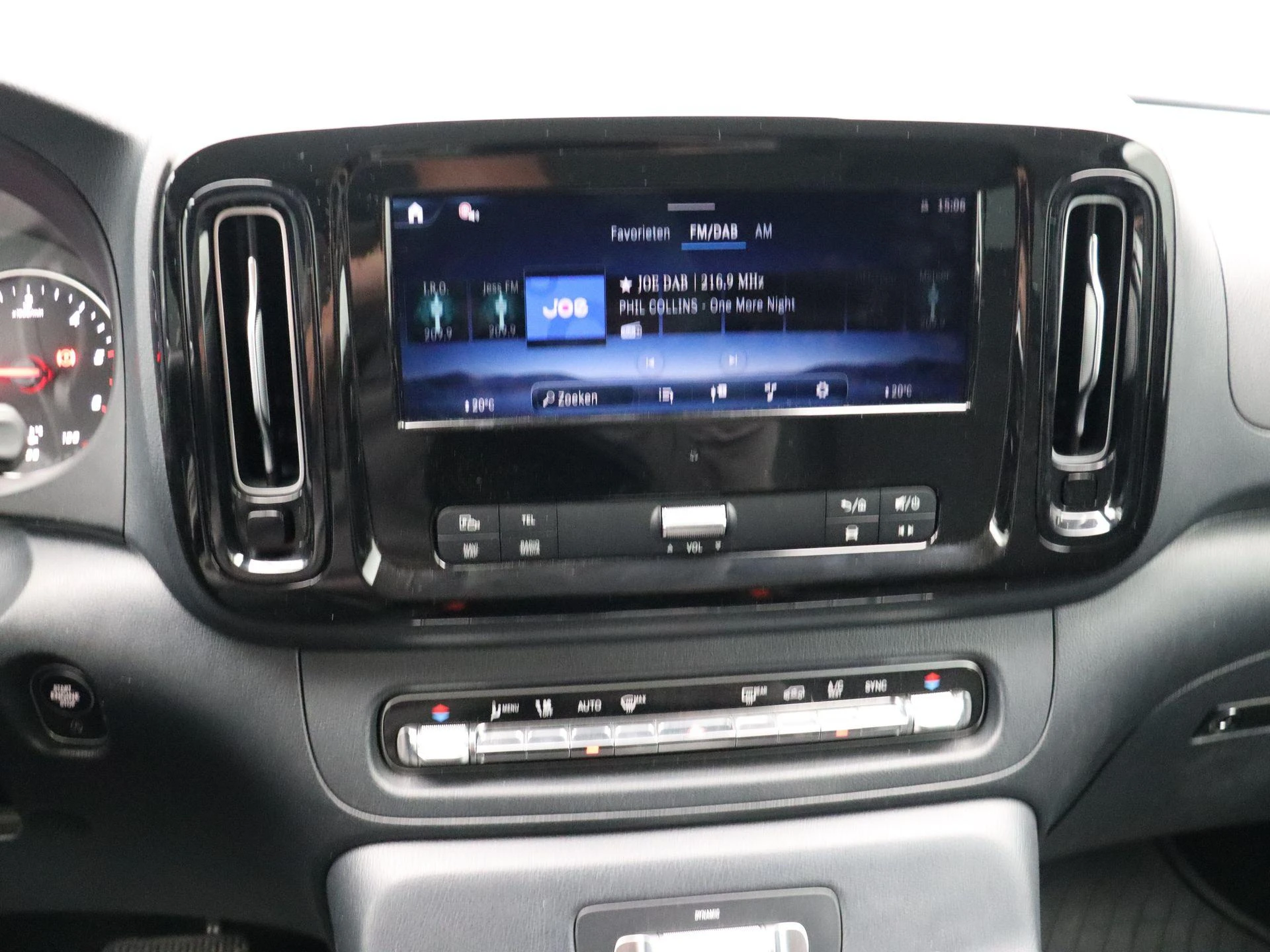 Mercedes-Benz-Vito-image-13