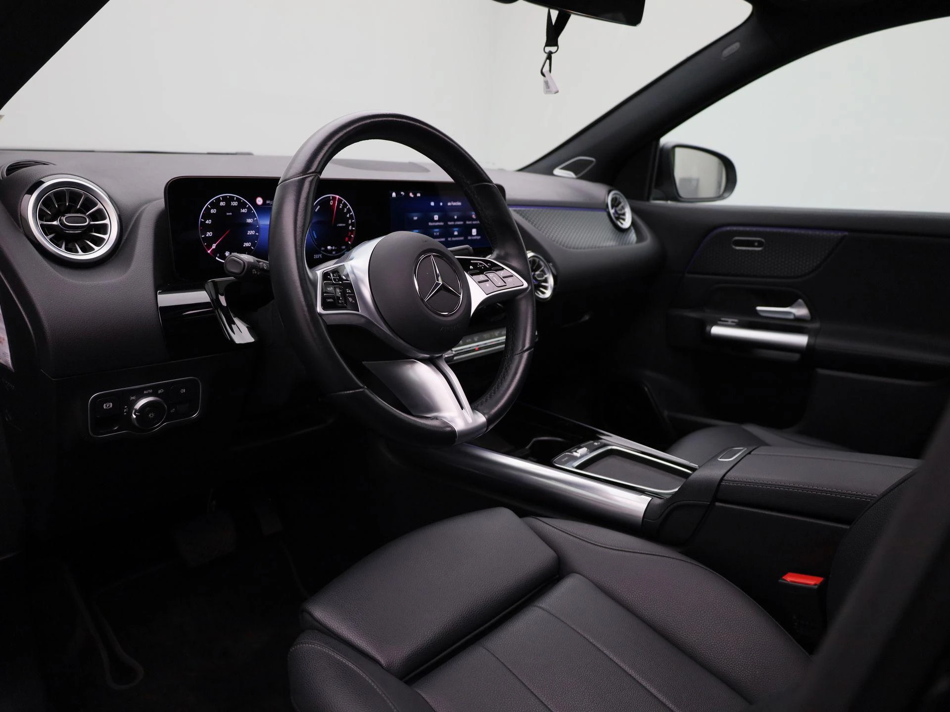 Mercedes-Benz-GLA-image-34