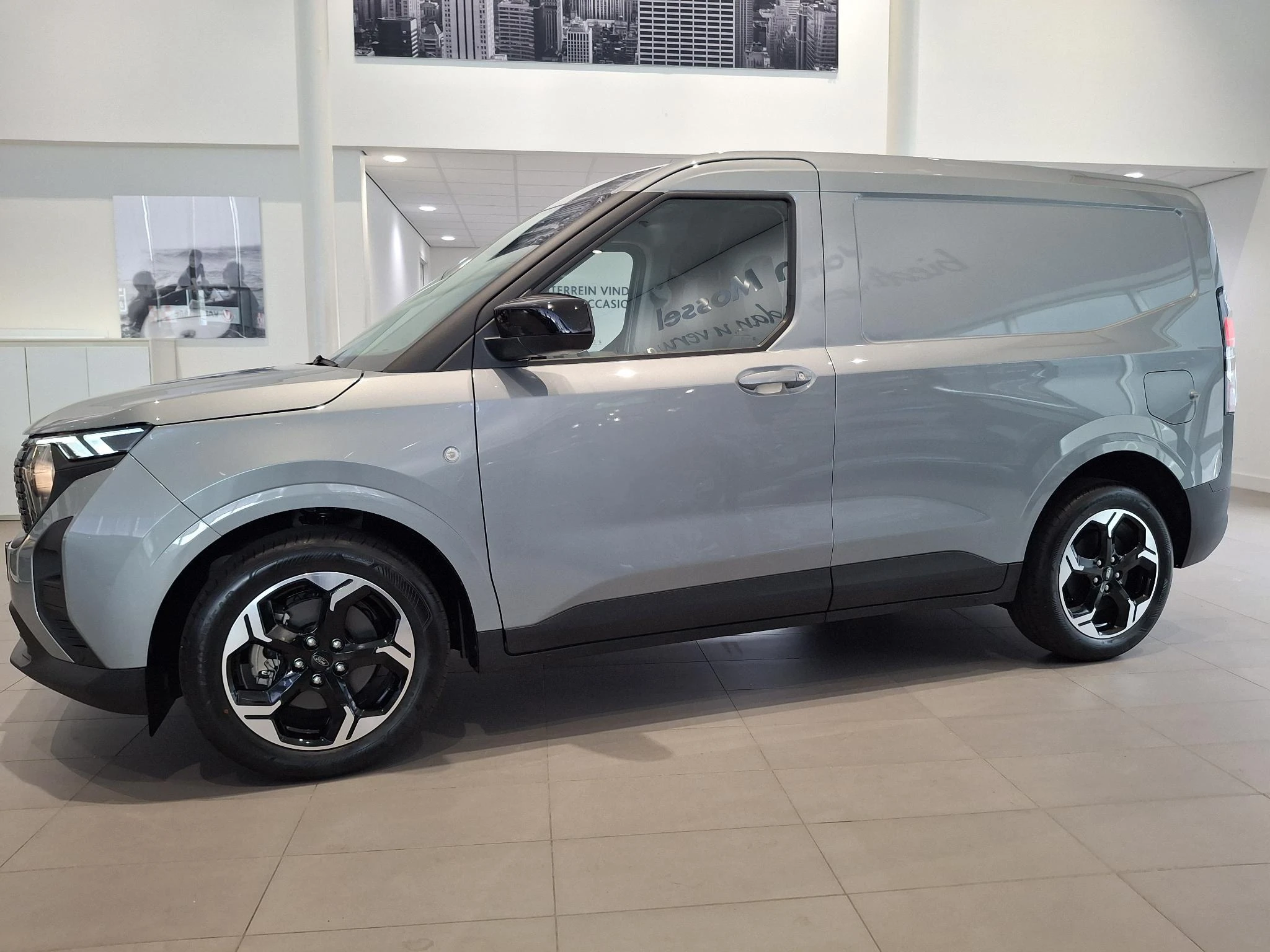 Ford-E-Transit Courier-image-2