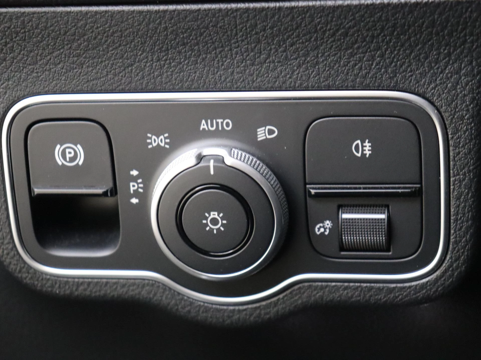 Mercedes-Benz-EQA-image-24