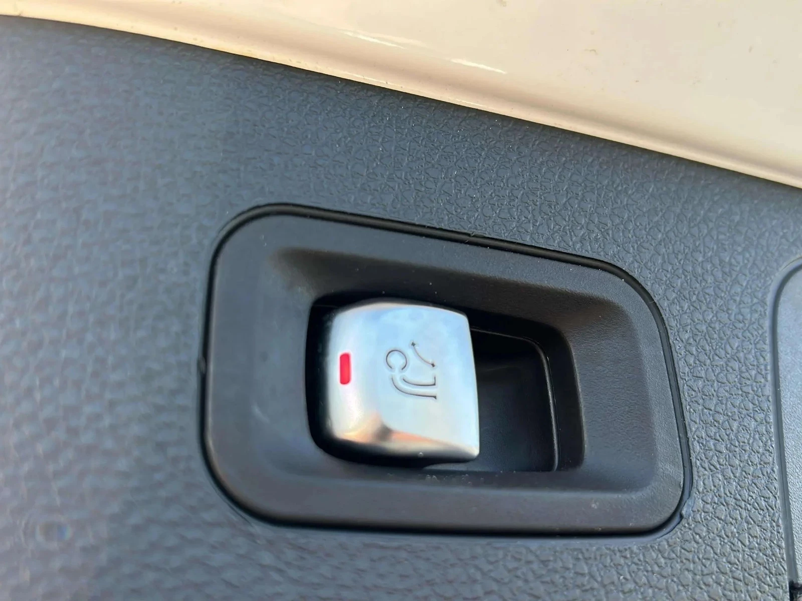 Mercedes-Benz-EQC-image-20