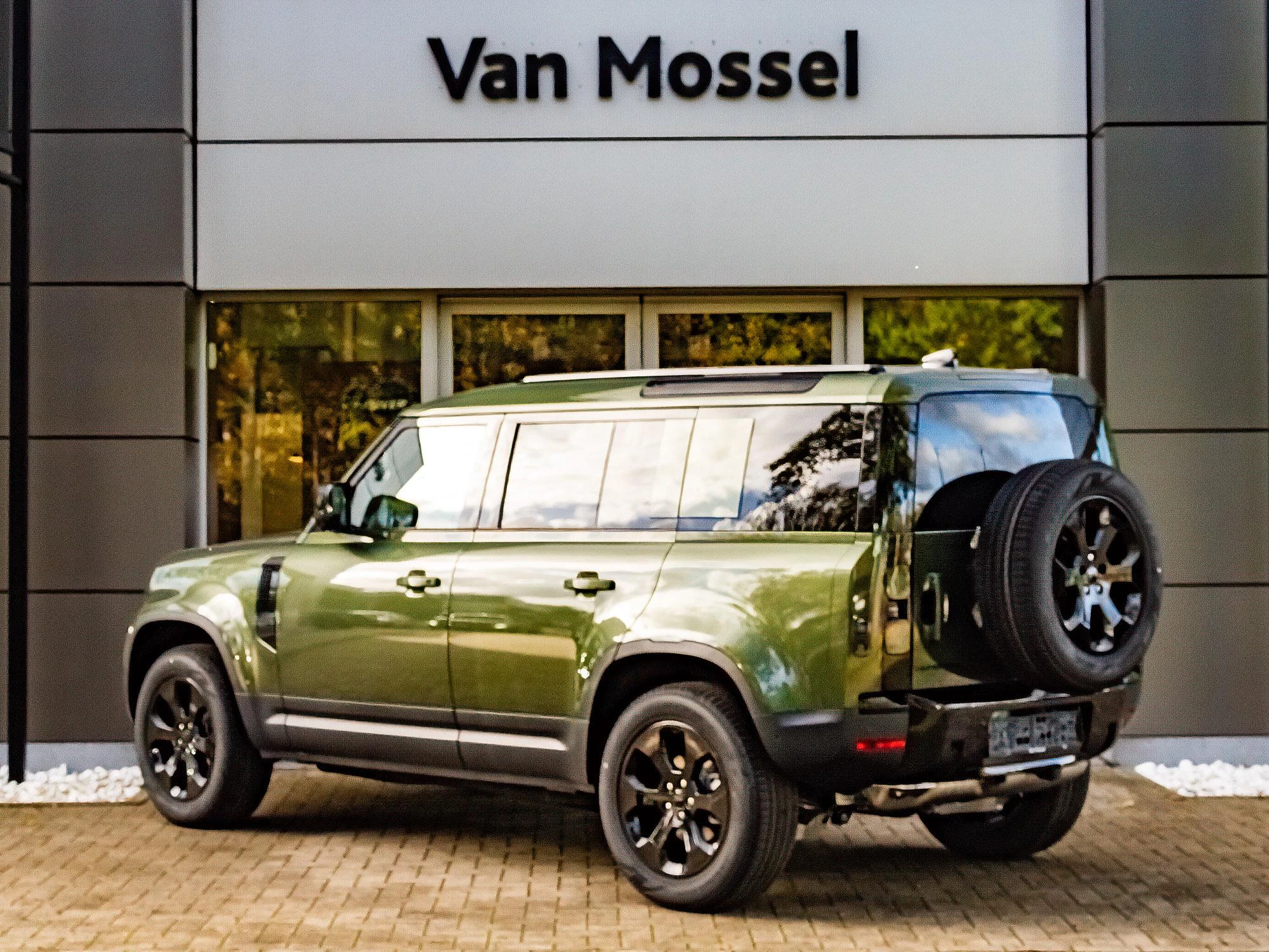 Land Rover-Defender-image-3