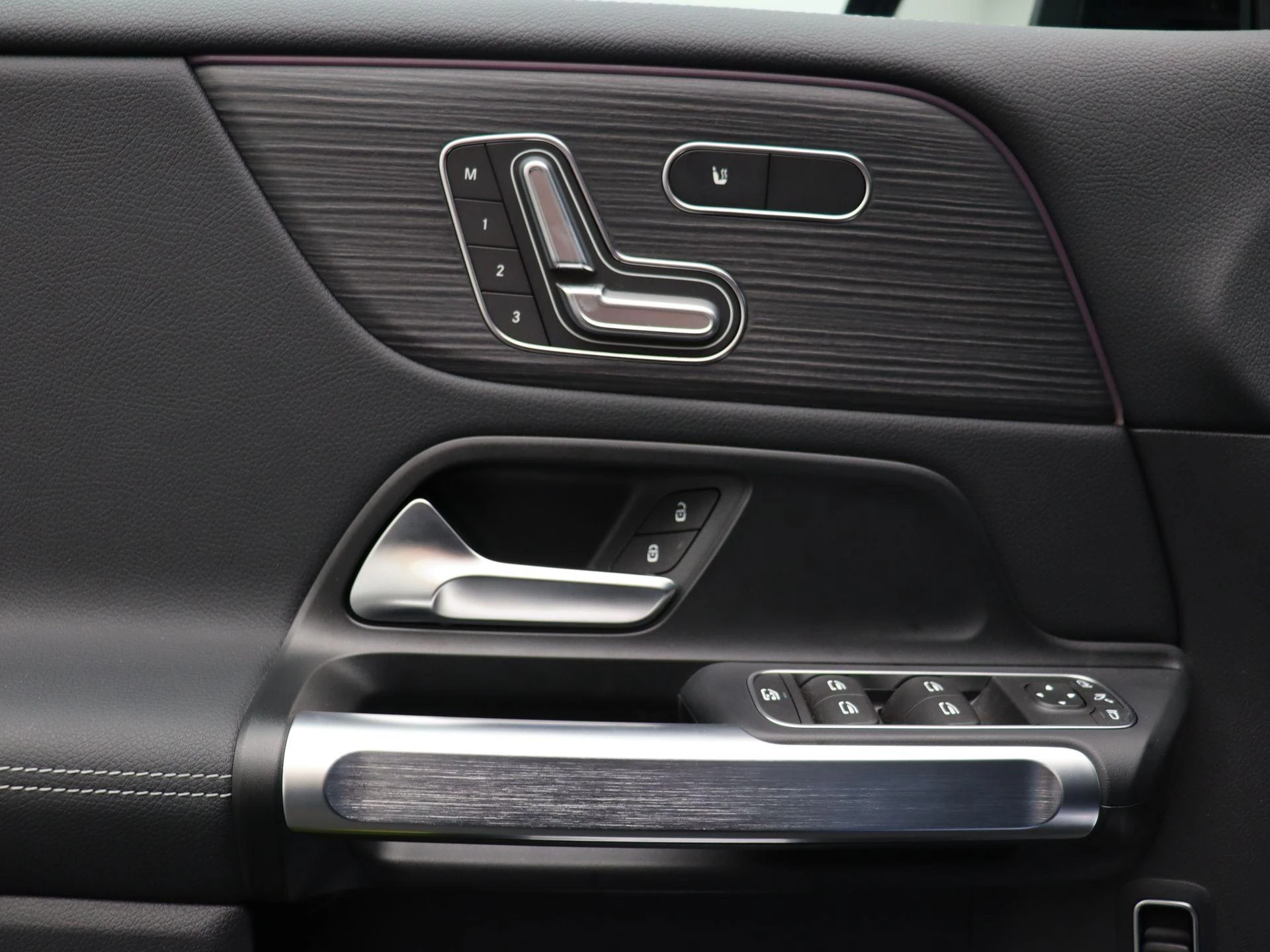 Mercedes-Benz EQB 250+ STAR EDITION + LEDER + 7-ZIT + BURMESTER + PANO DAK + CARPLAY +