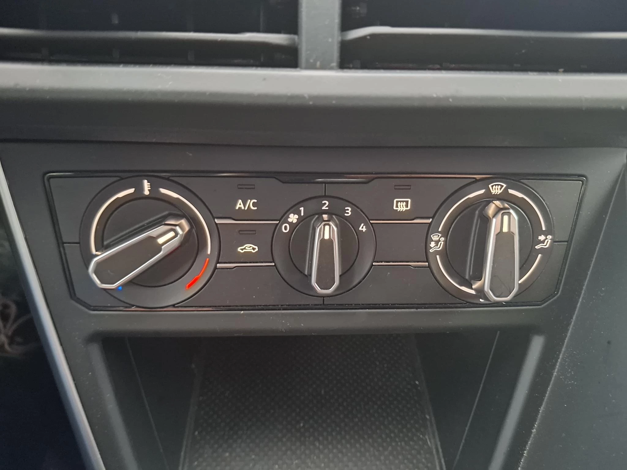 Volkswagen-Polo-image-13