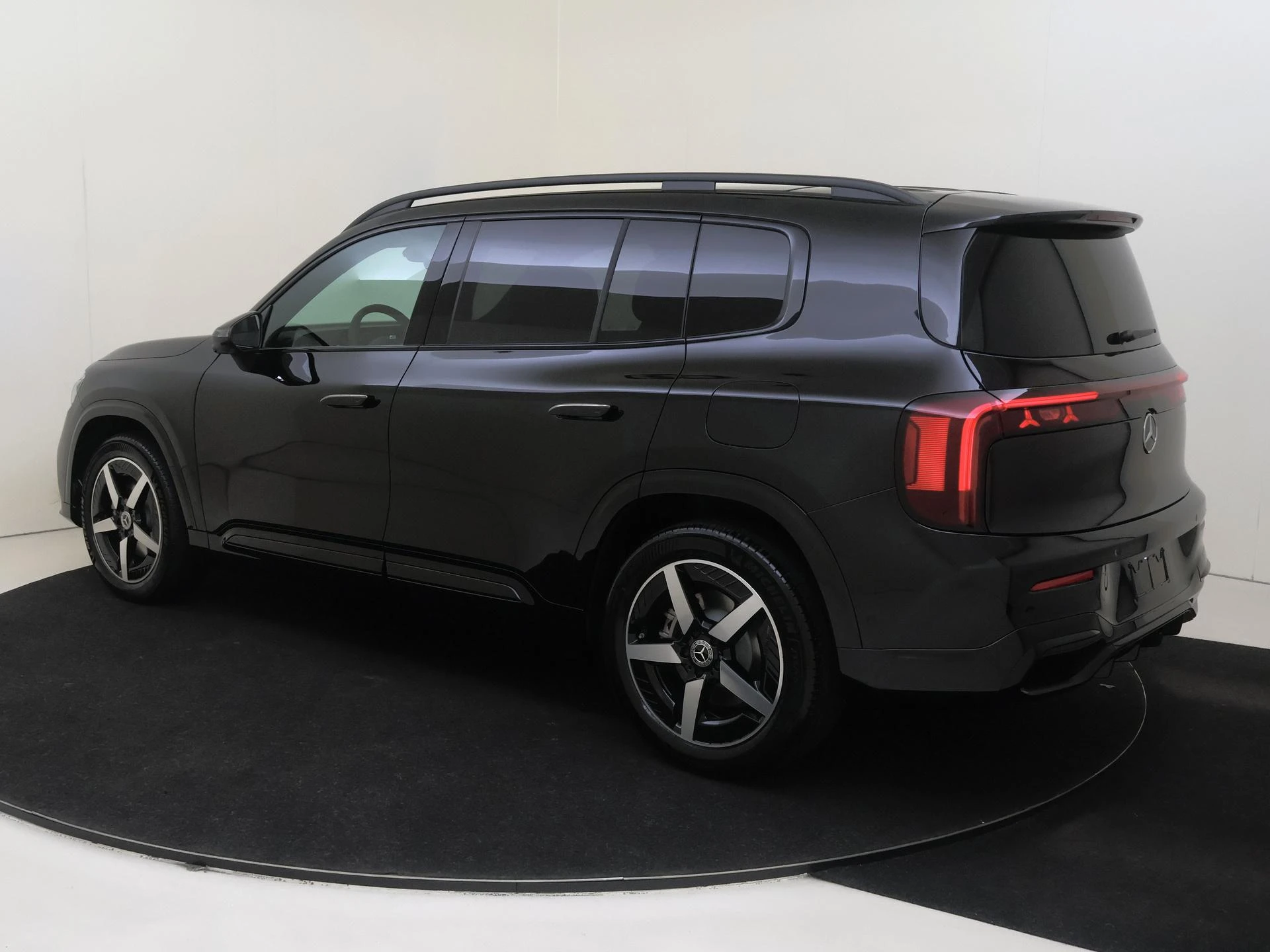 Mercedes-Benz-GLB-image-2