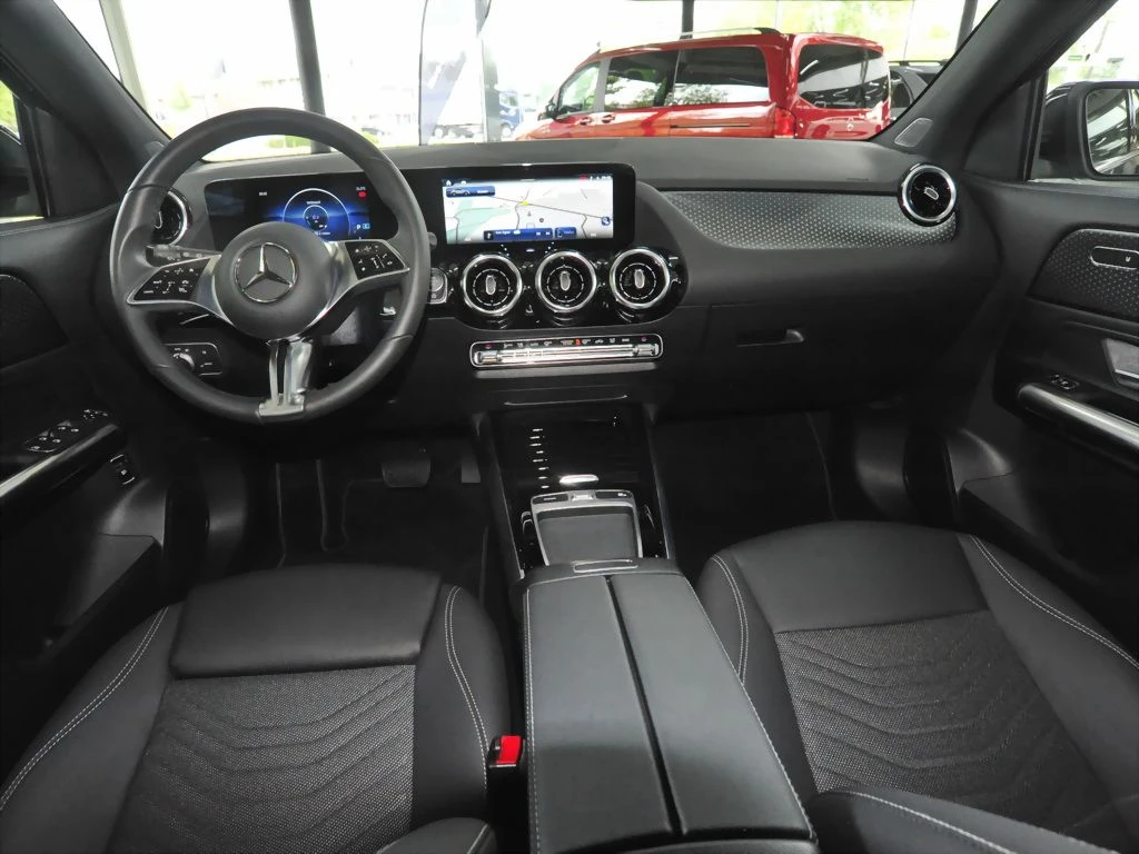 Mercedes-Benz-GLA 200 d-image-11