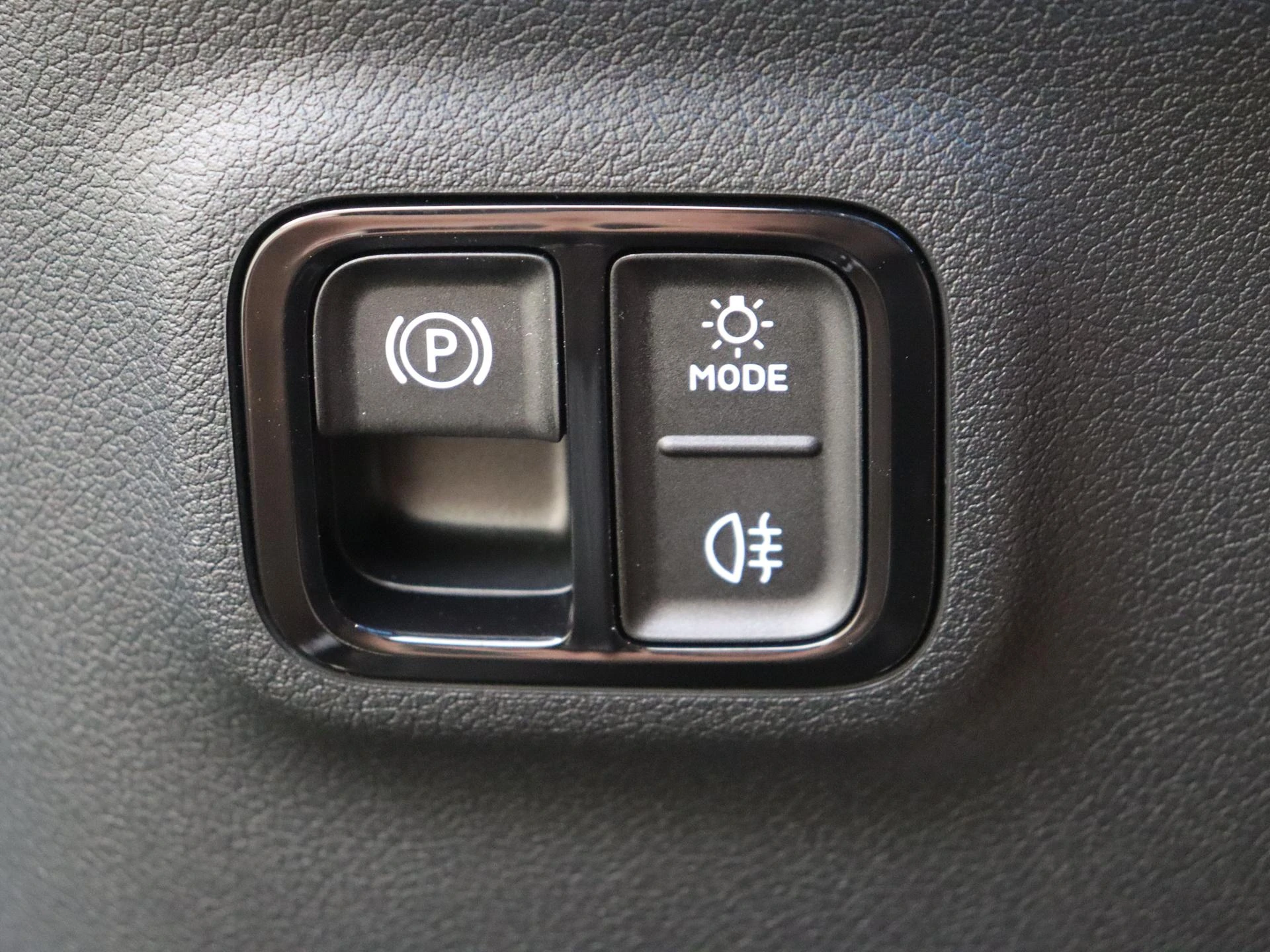 Mercedes-Benz-CLA-image-21