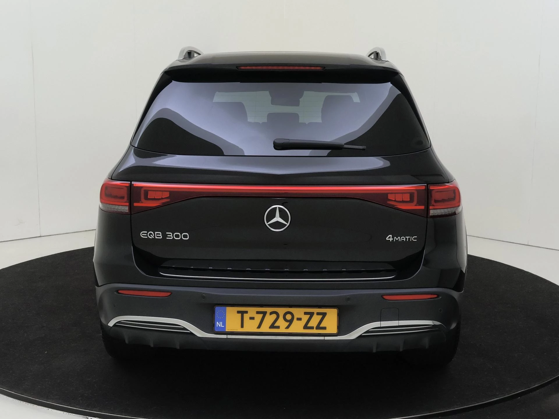 Mercedes-Benz-EQB-image-7