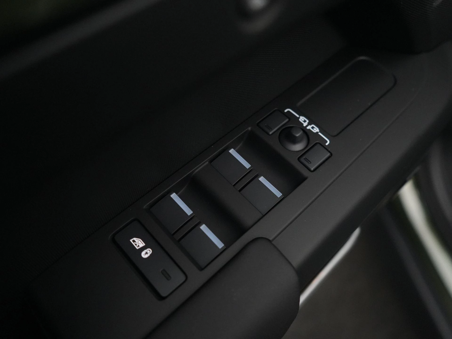 Land Rover-Defender-image-34