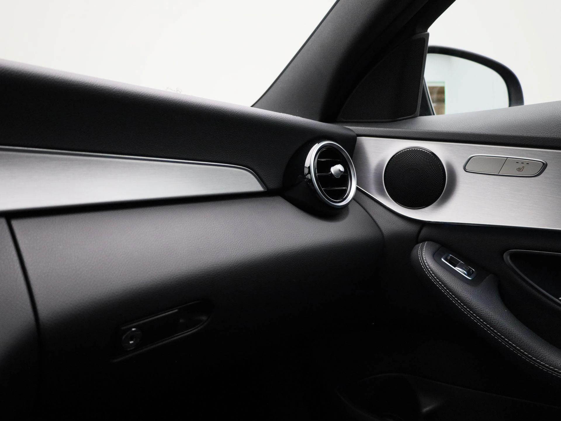 Mercedes-Benz-C-Klasse-image-32