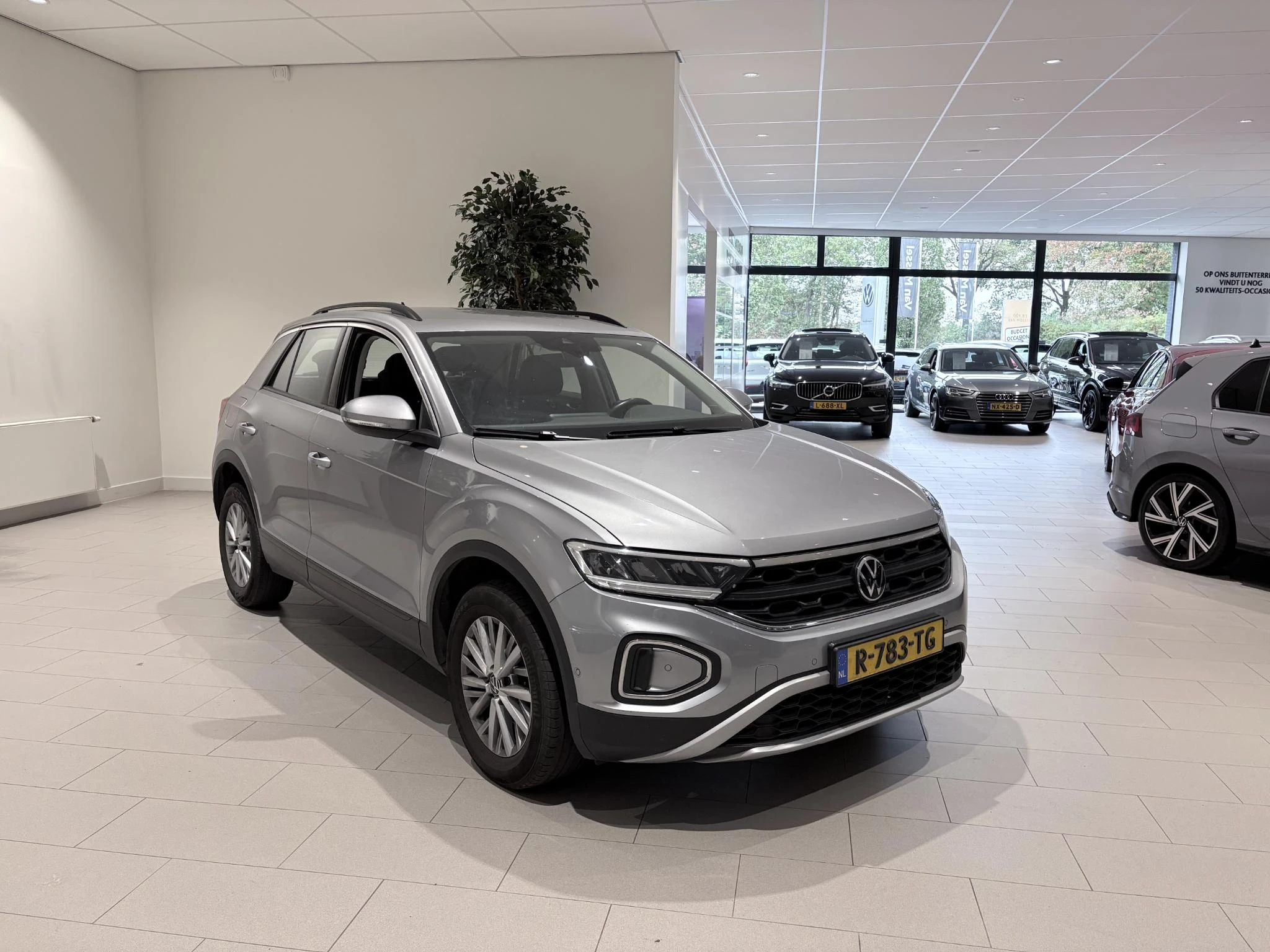 Volkswagen-T-Roc-image-6