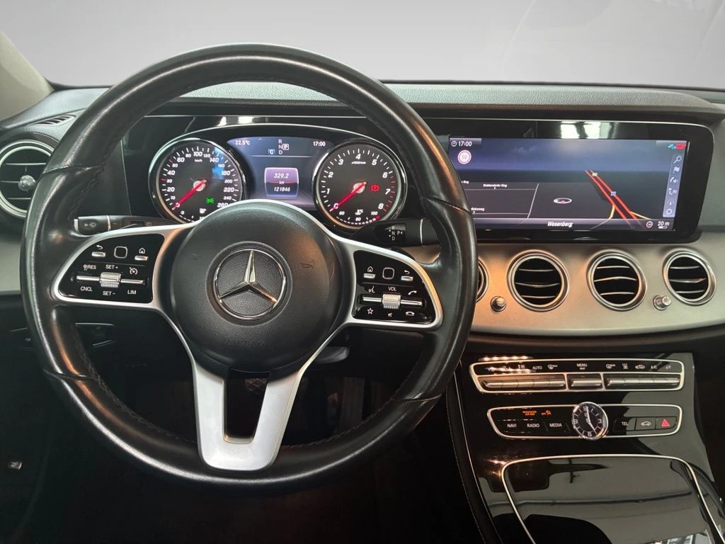 Mercedes-Benz-E-Klasse 200-image-11