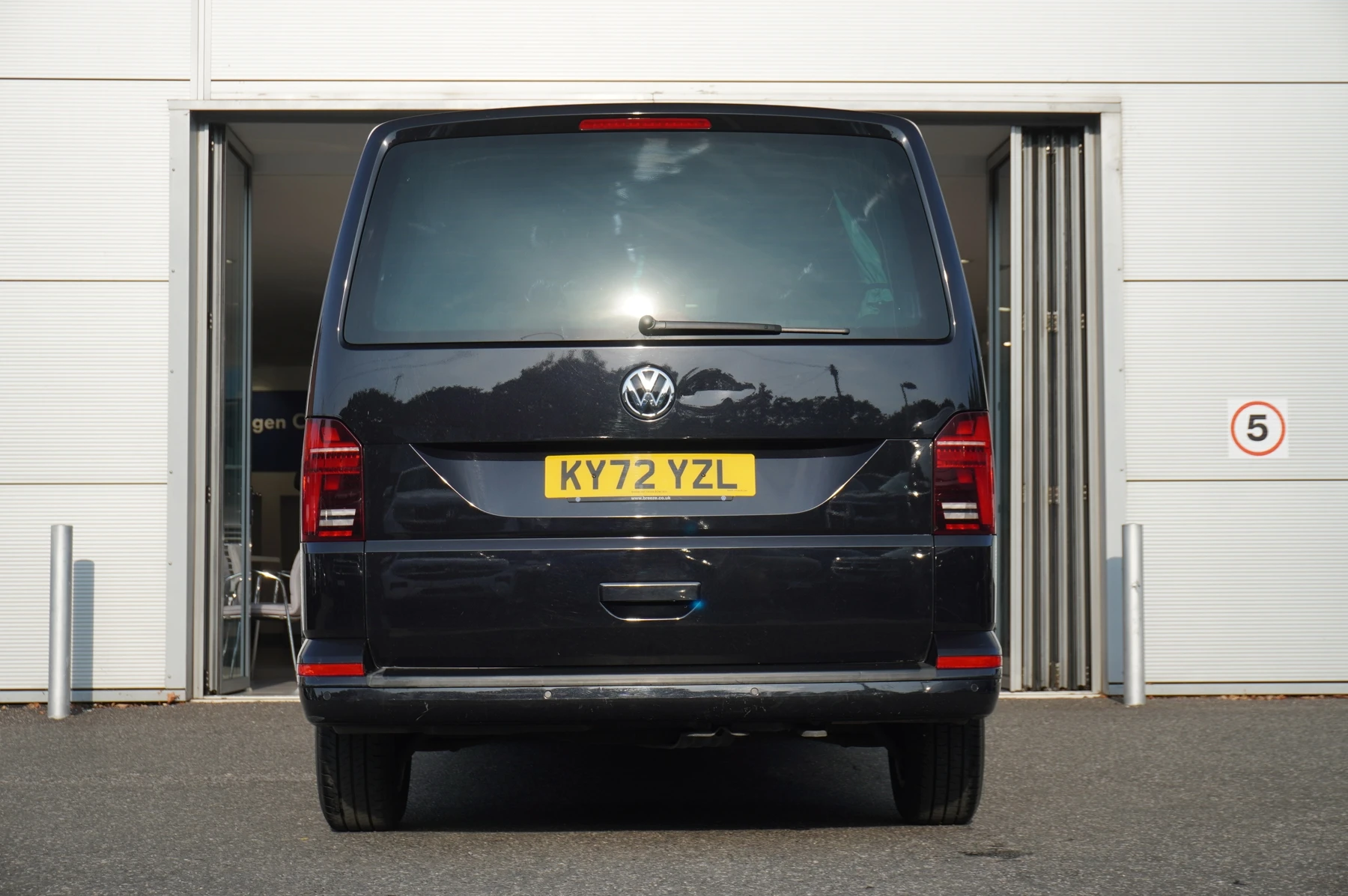 Volkswagen-Transporter-image-13