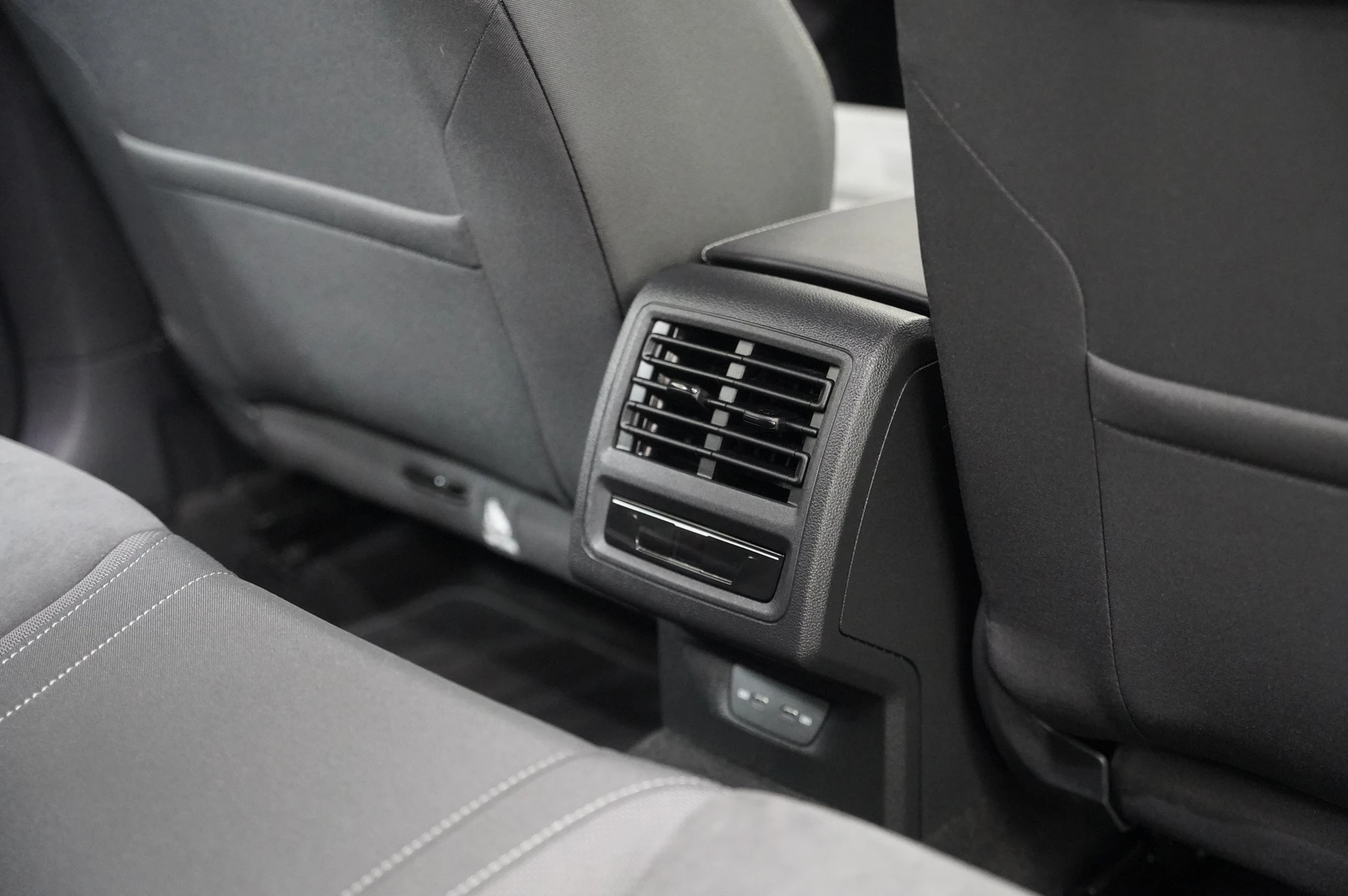 Volkswagen-Golf-image-25