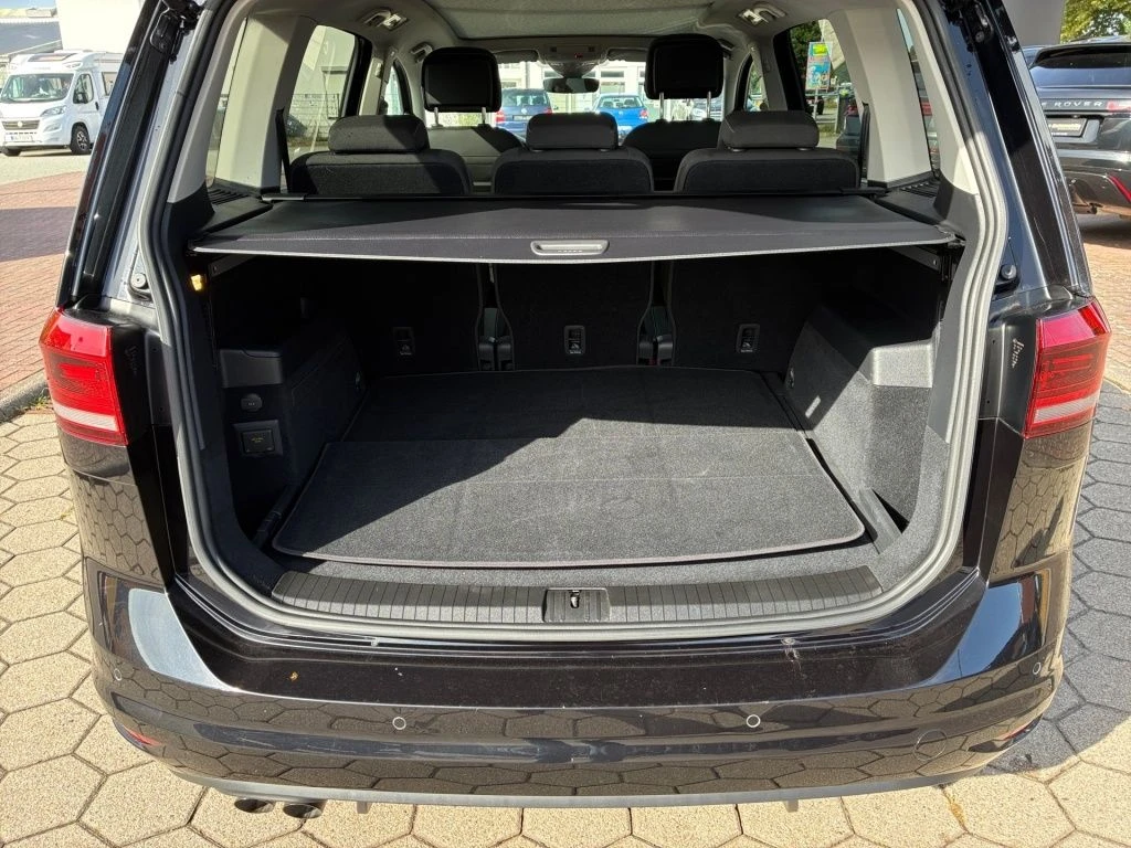 Volkswagen-Touran-image-12