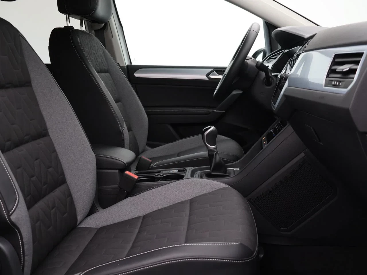 Volkswagen-Touran-image-11