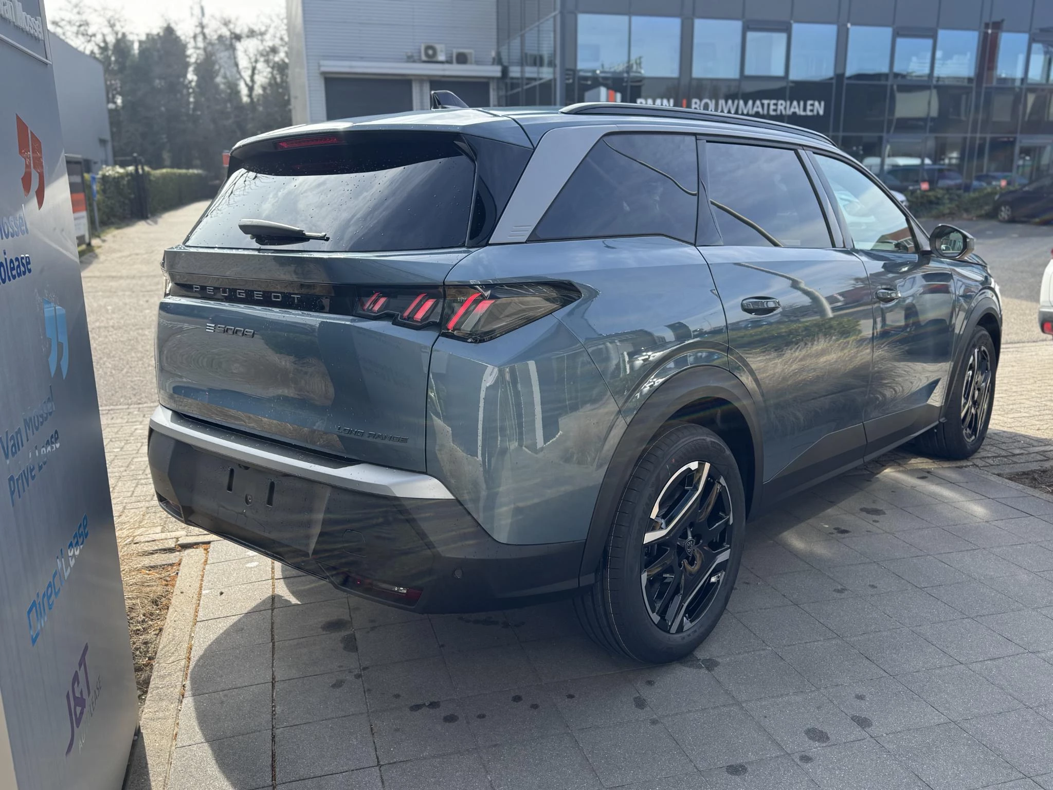 Peugeot-e-5008-image-4