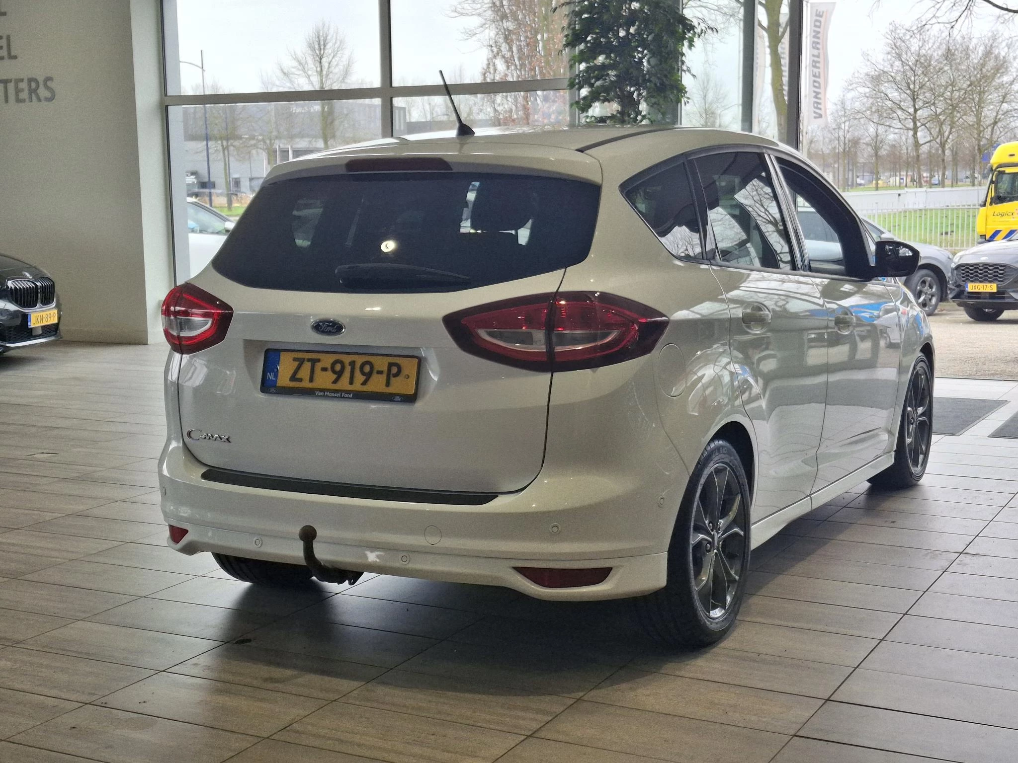 Ford-C-MAX-image-2