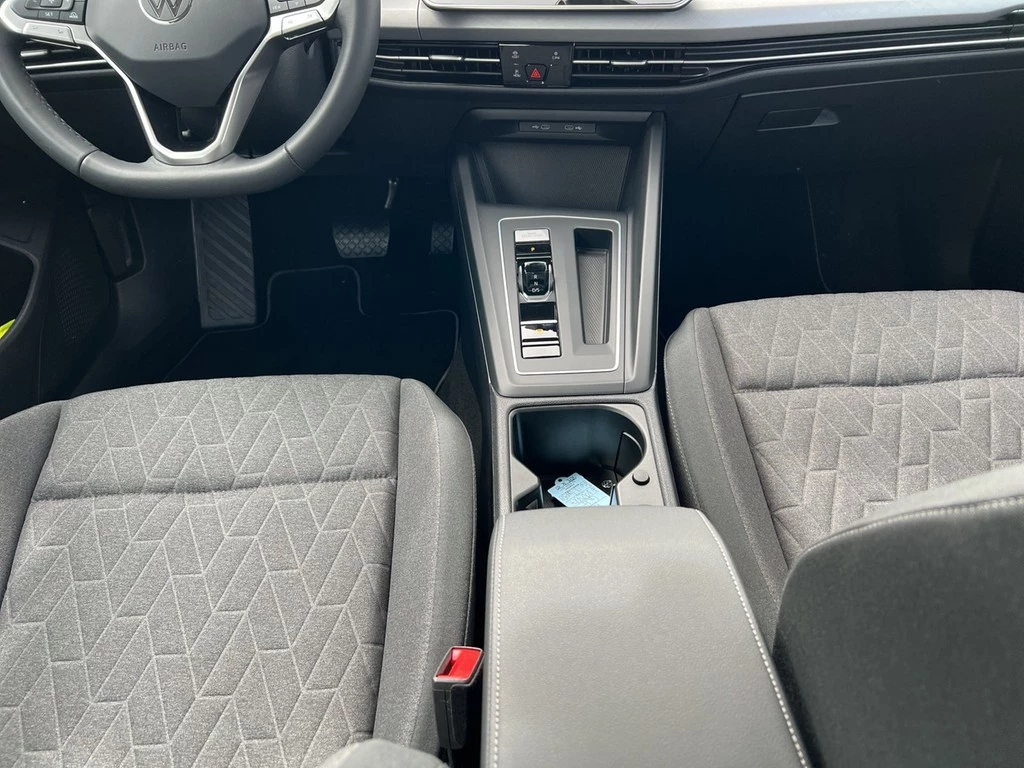 Volkswagen Golf VIII Lim. 1.5 eTSI DSG Life *Kamera*Navi*